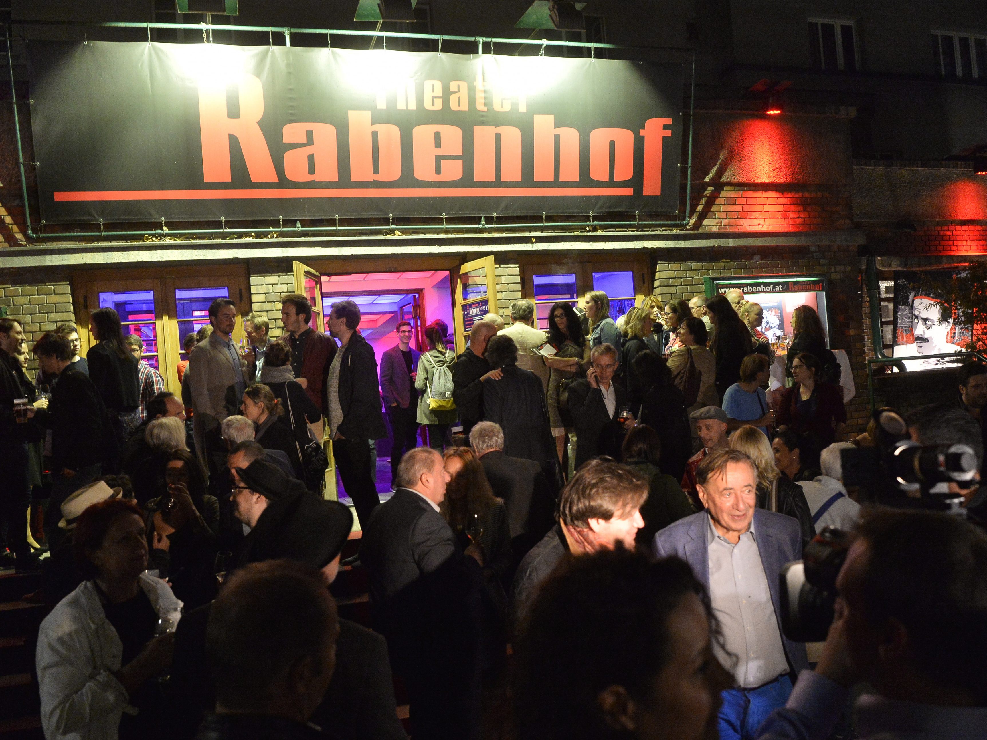 Das Rabenhoft Theater startet wieder mit einem Stück von Stefanie Sargnagel und einer Nestroy-Inszenierung von Yasmo.