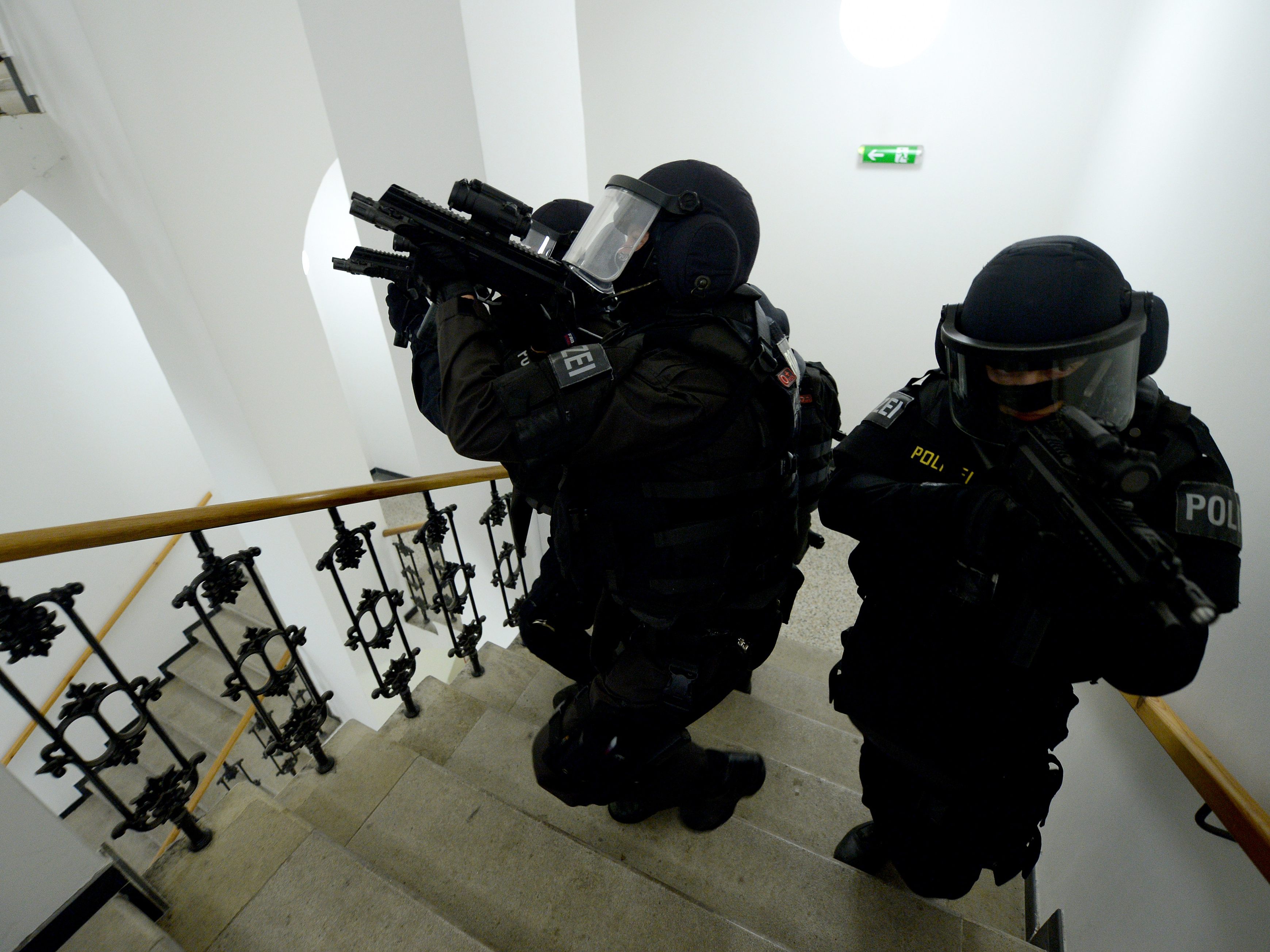 Das Einsatzkommando Cobra nahm den Mann fest. Das Einsatzkommando Cobra nahm den Mann fest.