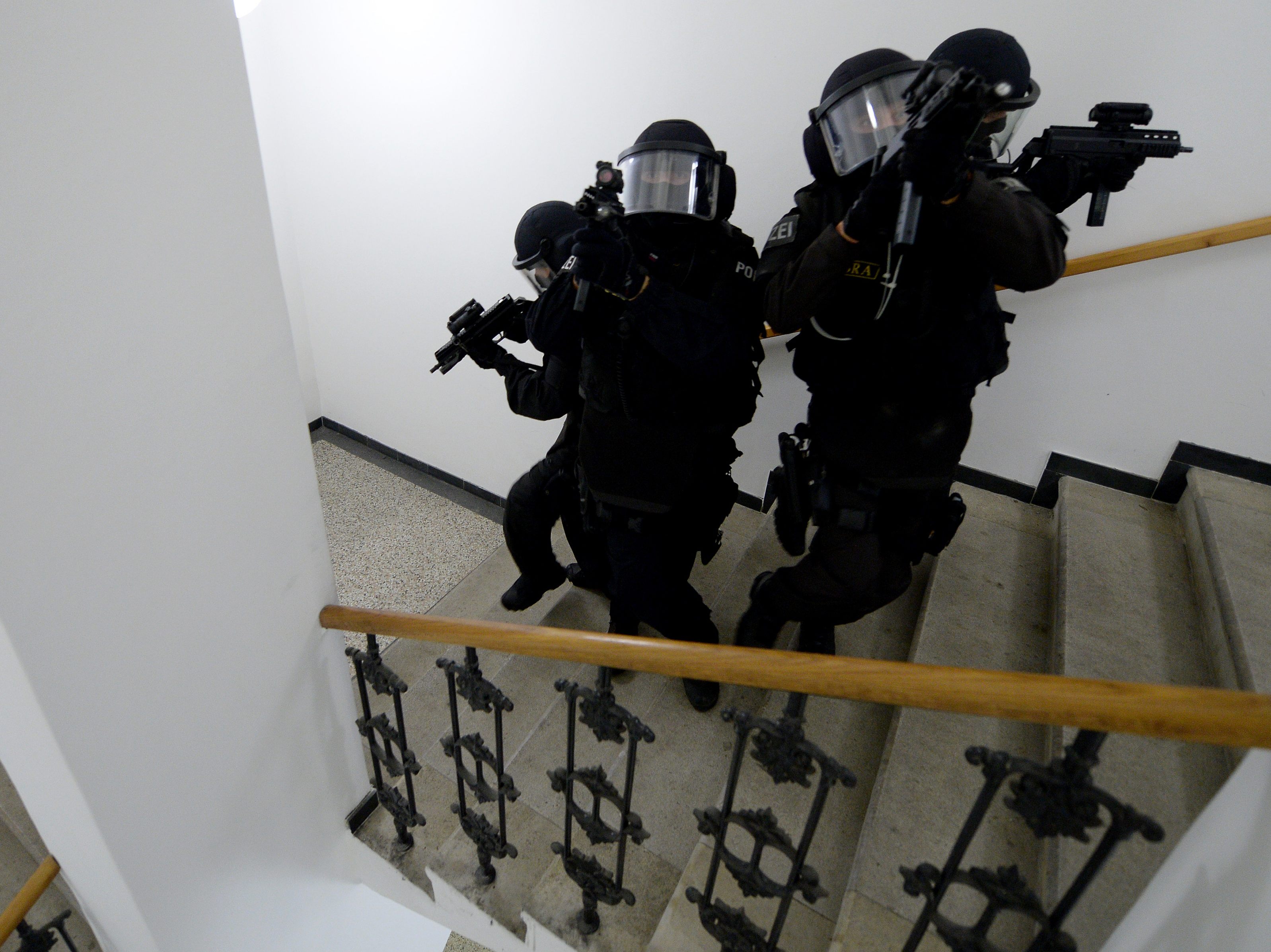 Eine geladene Pistole wurde bei dem 60-jährigen Mann entdeckt, der sich am Dienstag bei einem Cobra-Einsatz in seiner Korneuburger Wohnung verschanzte. Eine geladene Pistole wurde bei dem 60-jährigen Mann entdeckt, der sich am Dienstag bei einem Cobra-Einsatz in seiner Korneuburger Wohnung verschanzte.