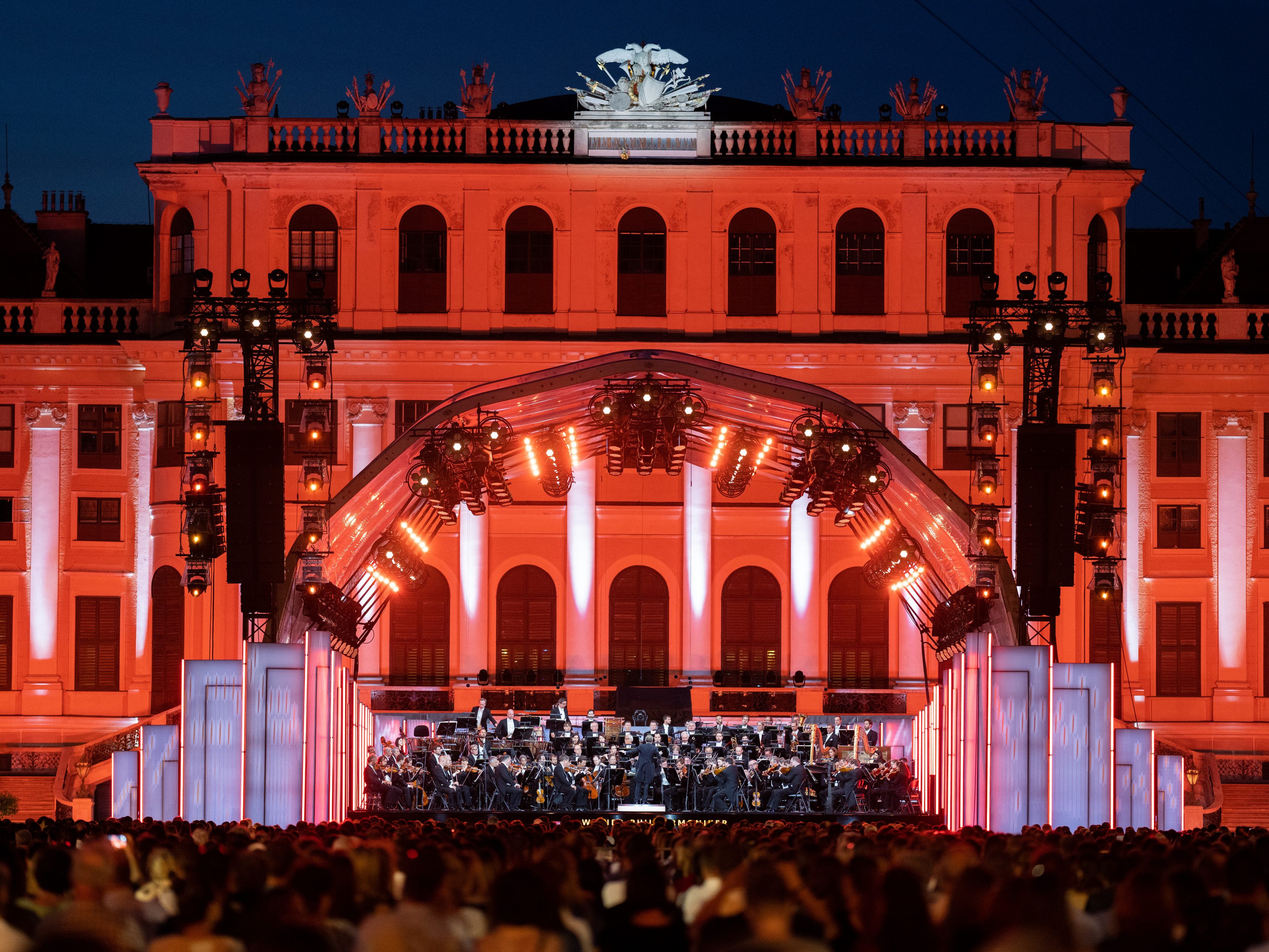 Die Wiener Philharmoniker laden wieder zum Sommernachtskonzert in Schönbrunn.