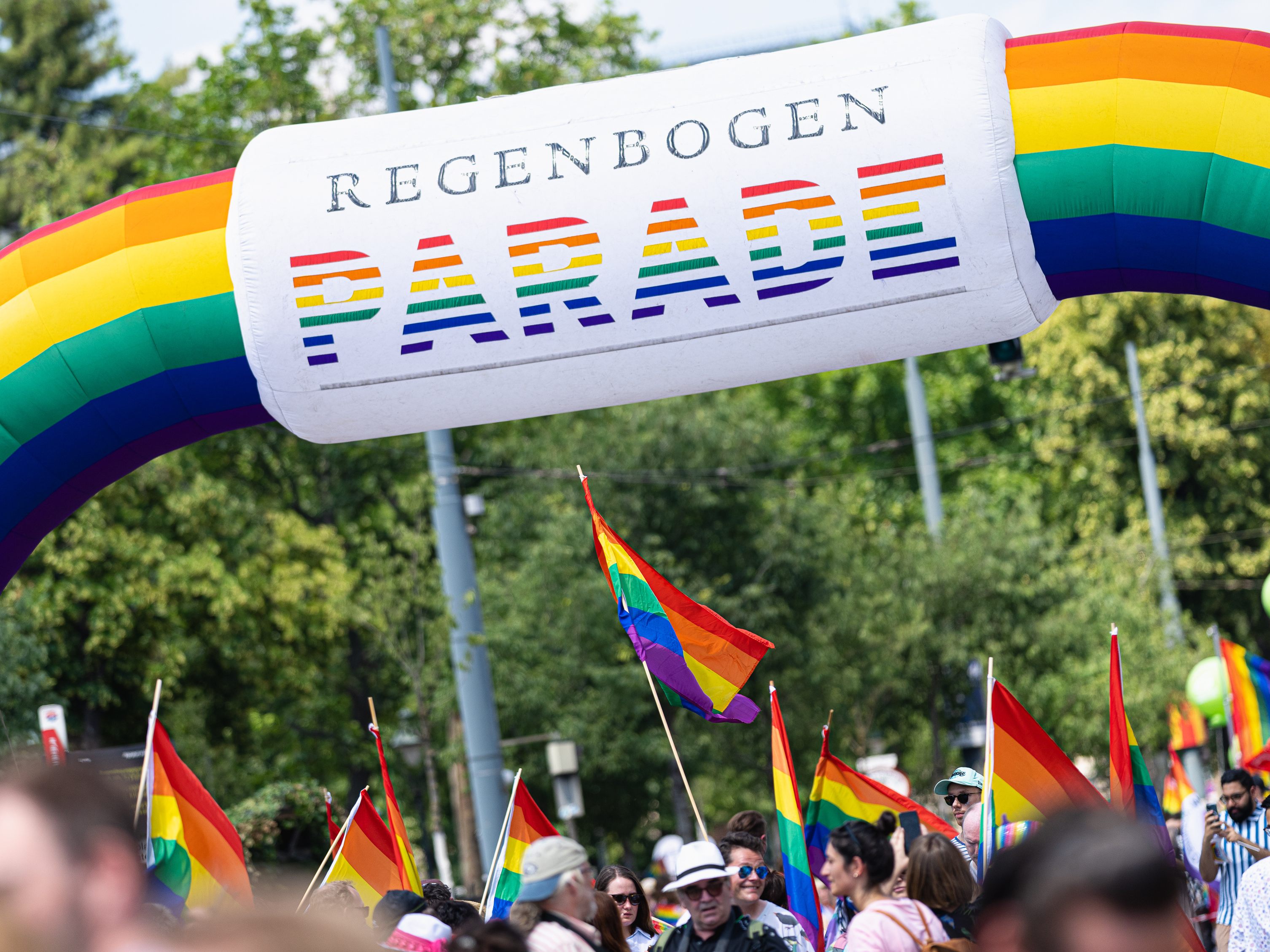 Die Regenbogenparade sorgt am Samstag für Staus und Verzögerungen in Wien.