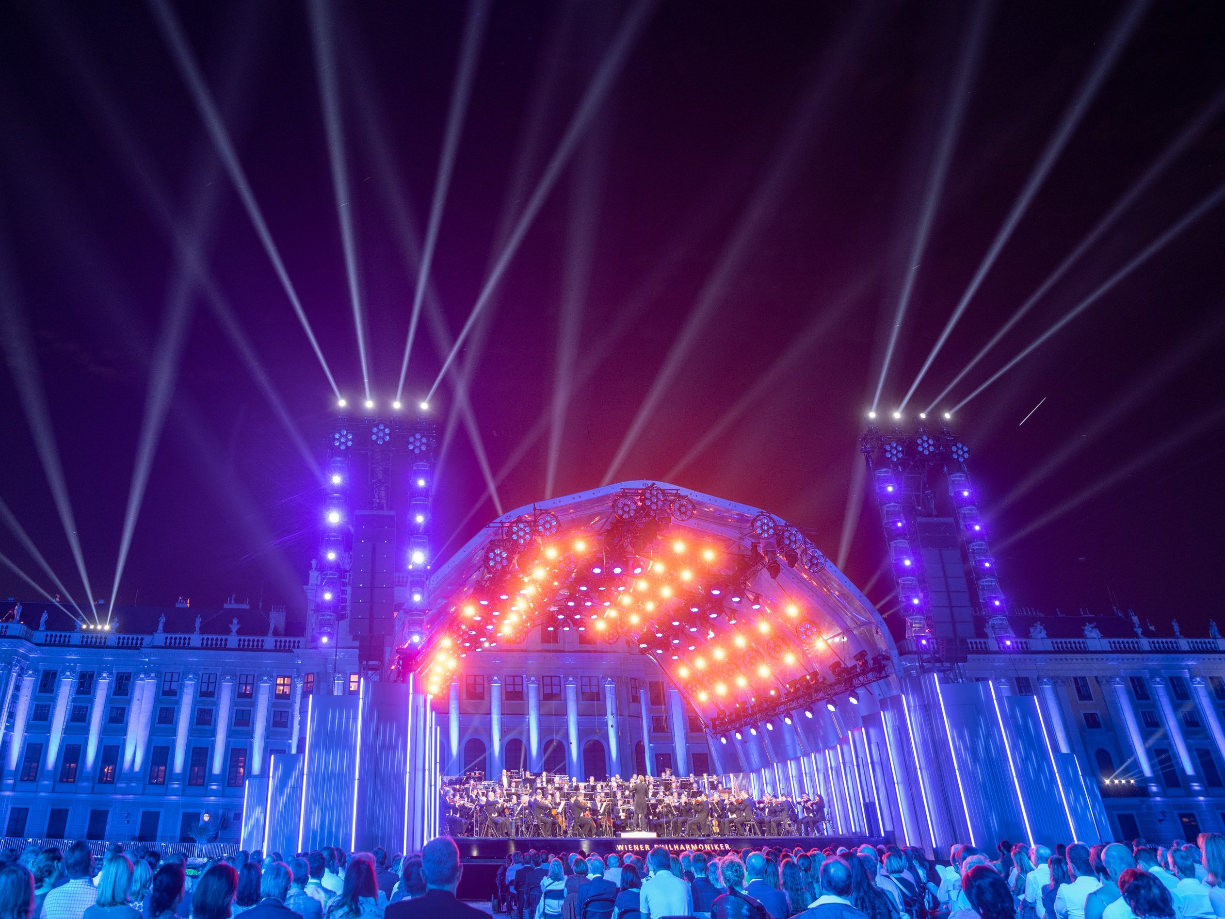Auf diesen Sendern können sie das Sommernachtskonzert 2022 der Wiener Philharmoniker live sehen.