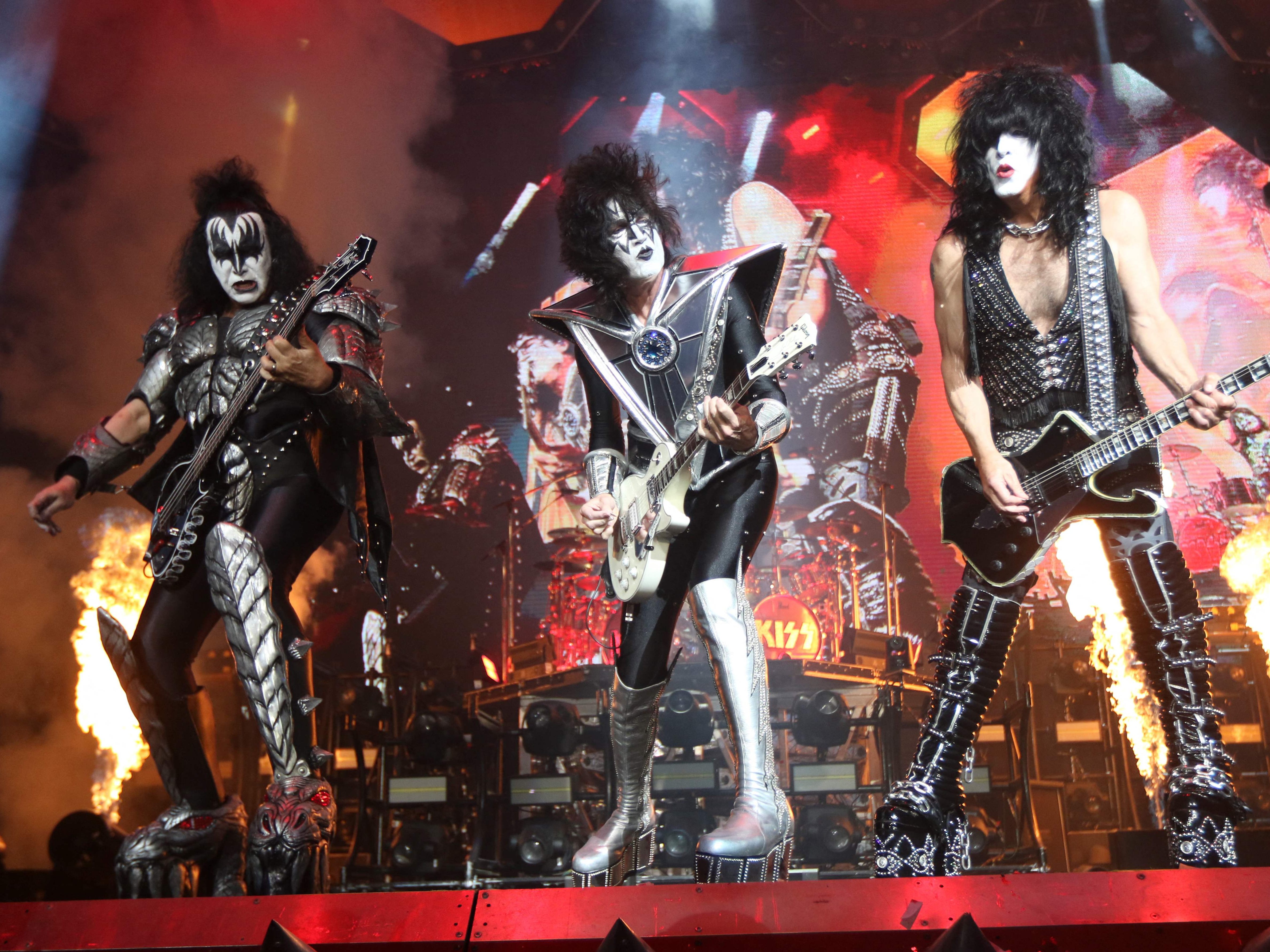 Tommy Thayer (L), Gene Simmons (M)and Paul Stanley( R) bei einem Konzert in Kolumbien. Am Mittwoch startete die Hardrock-Band Kiss ihre Europa-Tournee in Dortmund. Tommy Thayer (L), Gene Simmons (M)and Paul Stanley( R) bei einem Konzert in Kolumbien. Am Mittwoch startete die Hardrock-Band Kiss ihre Europa-Tournee in Dortmund.