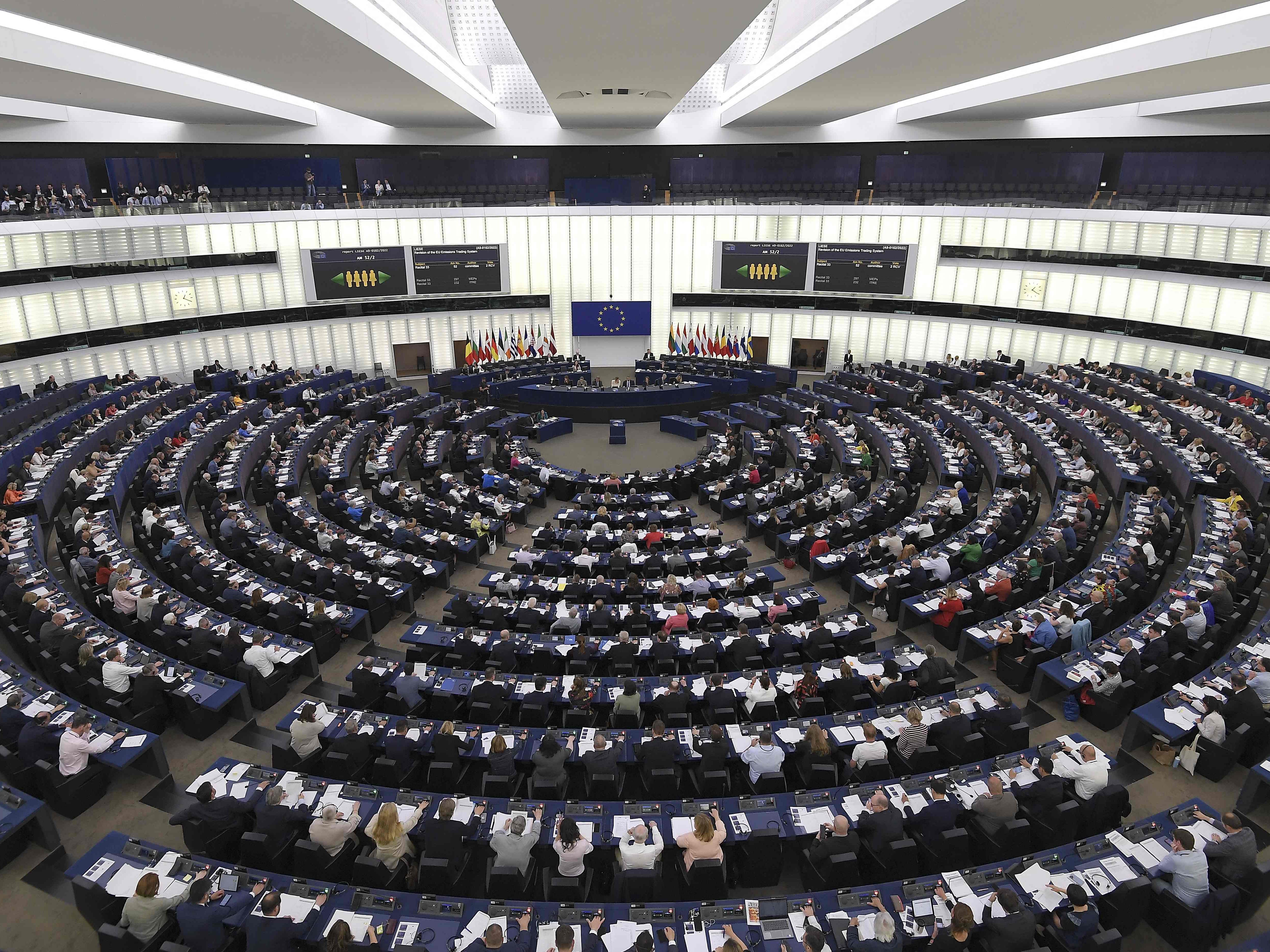 EU-Parlament steht Verbot neuer Autos mit Verbrenner ab 2035 positiv gegenüber. EU-Parlament steht Verbot neuer Autos mit Verbrenner ab 2035 positiv gegenüber.