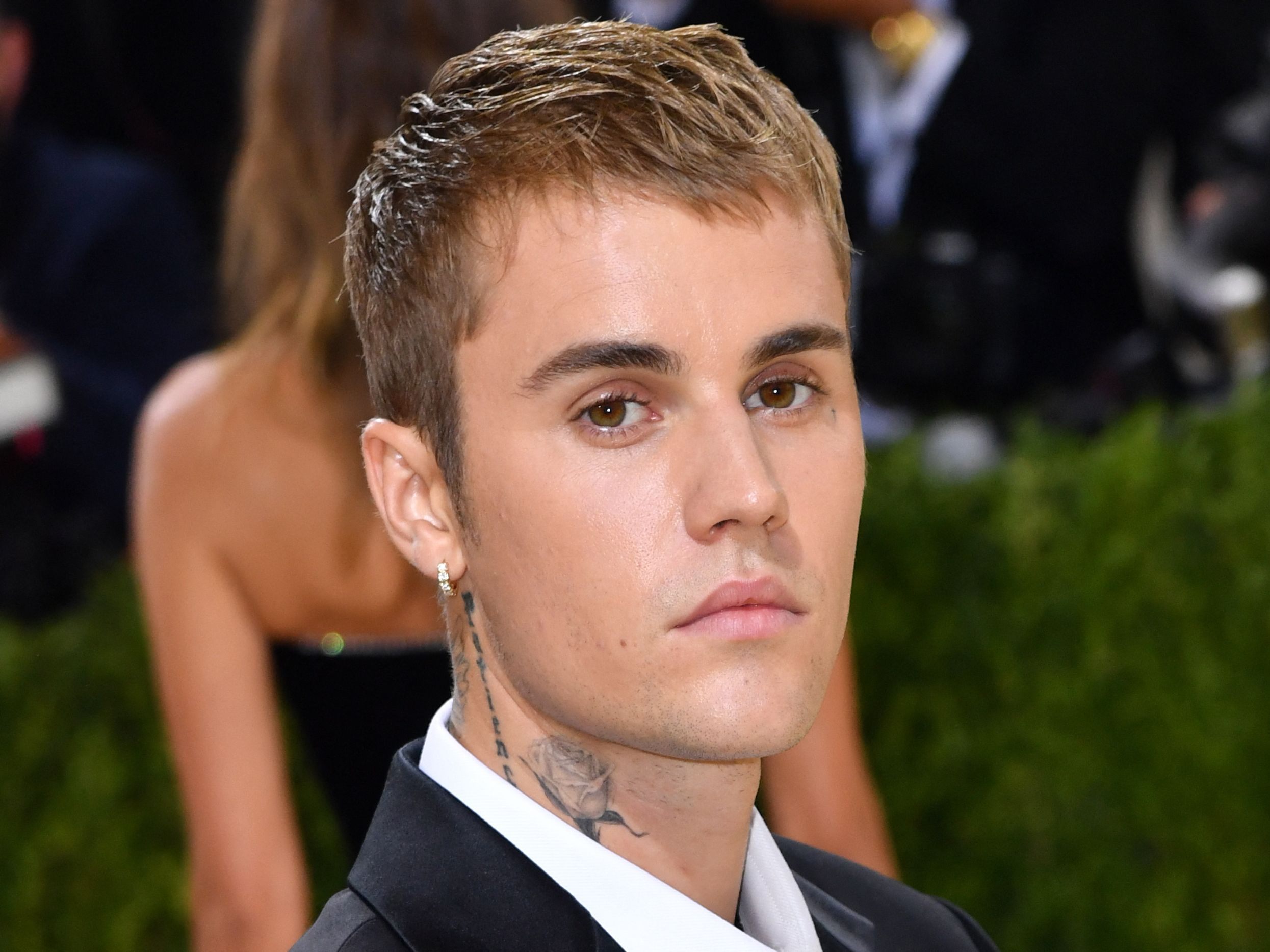 Justin Bieber sagt wegen seiner Gesichtslähmung weitere Konzerte ab.