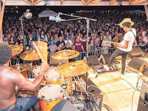 Ein starkes Line-up, ein buntes Rahmenprogramm, feines Street-Food, beste Sommervibes, gute Laune und gute Leute: Das alles wartet beim Schaffarei Festival, dem Festival für Arbeitskultur. (Foto: Jürgen Gorbach/ AK)