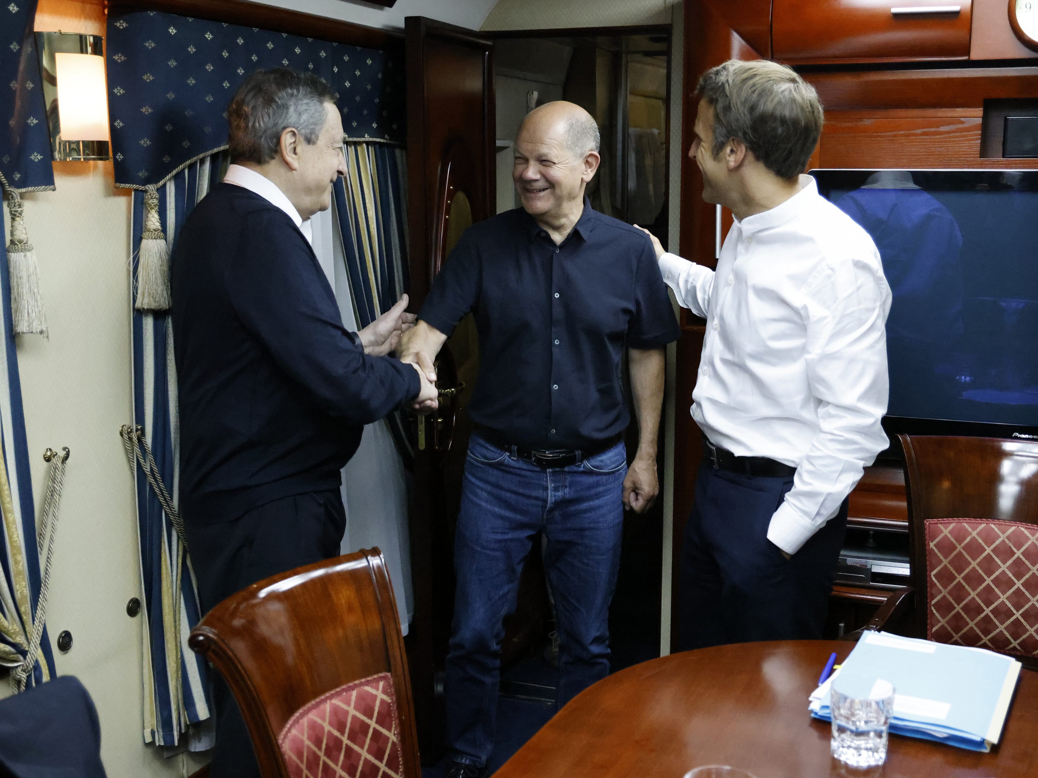 Scholz, Draghi und Macron sind mit einem Sonderzug in Kiew eingetroffen.