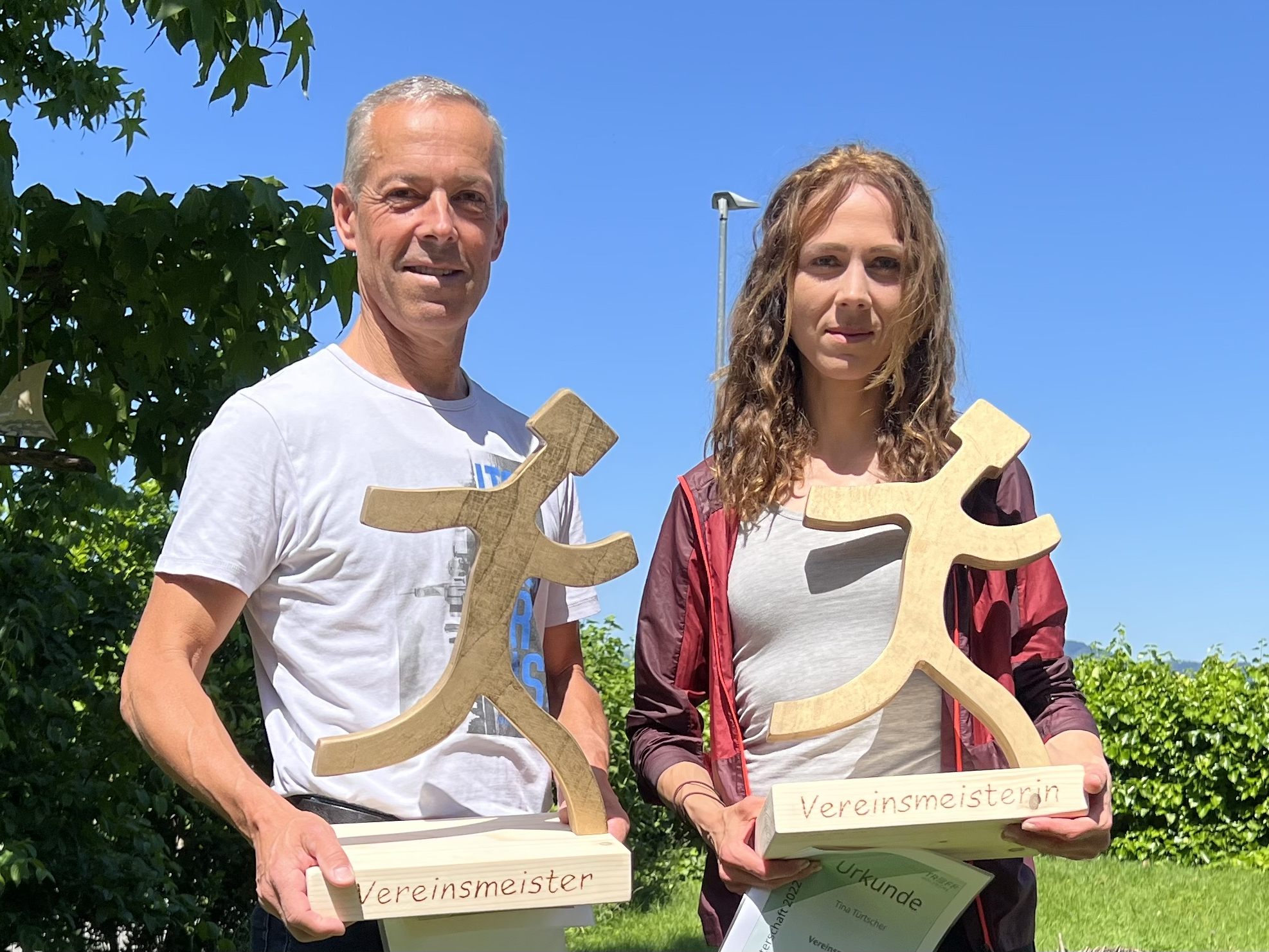 Die Vereinsmeister Tina Türtscher und Werner Charec bekommen den Wanderpokal verliehen Die Vereinsmeister Tina Türtscher und Werner Charec bekommen den Wanderpokal verliehen