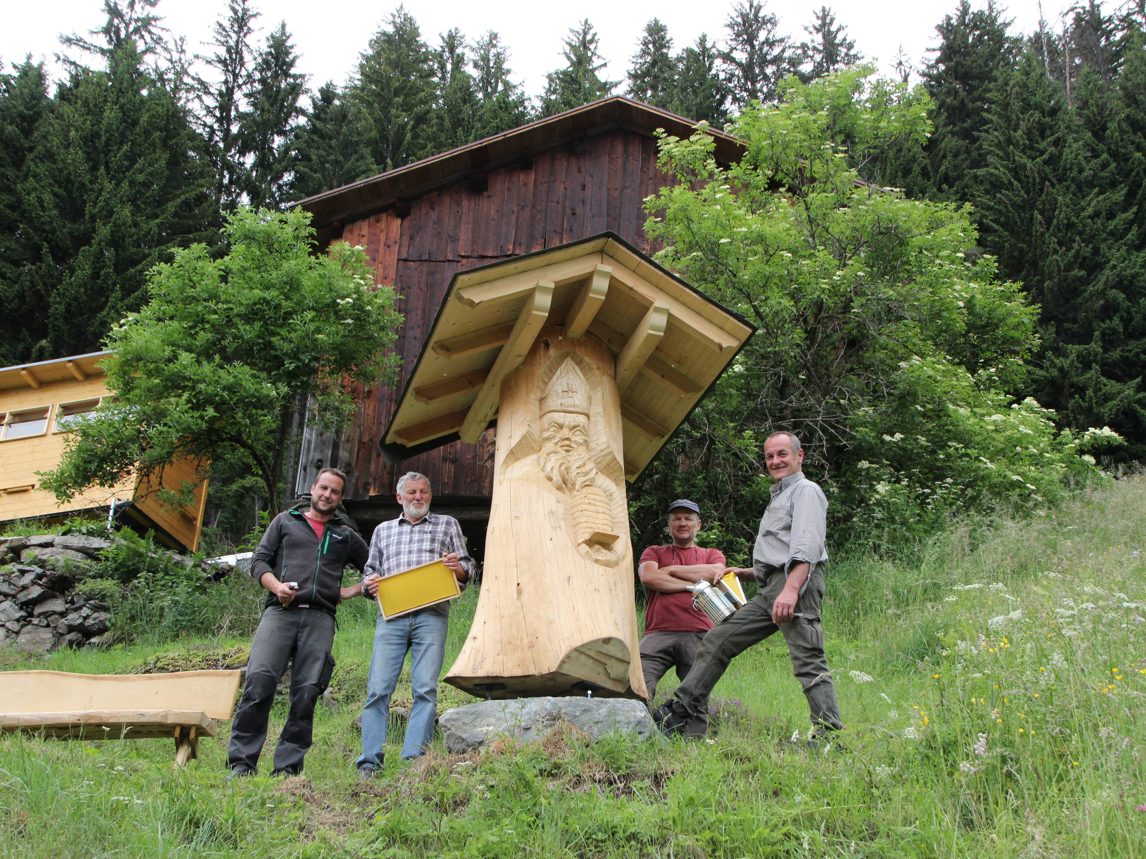 Das neue Naturbienenhaus mit den stolzen Imkern  Simon Fiel, Leo Fiel, Günter Pfeifer und Gerhard Sahler