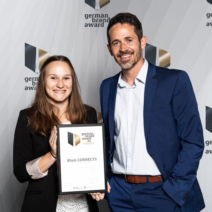 Janine Blum und Mark Scherer nahmen den German Brand Award für das Projektteam "Blum Connects" entgegen.