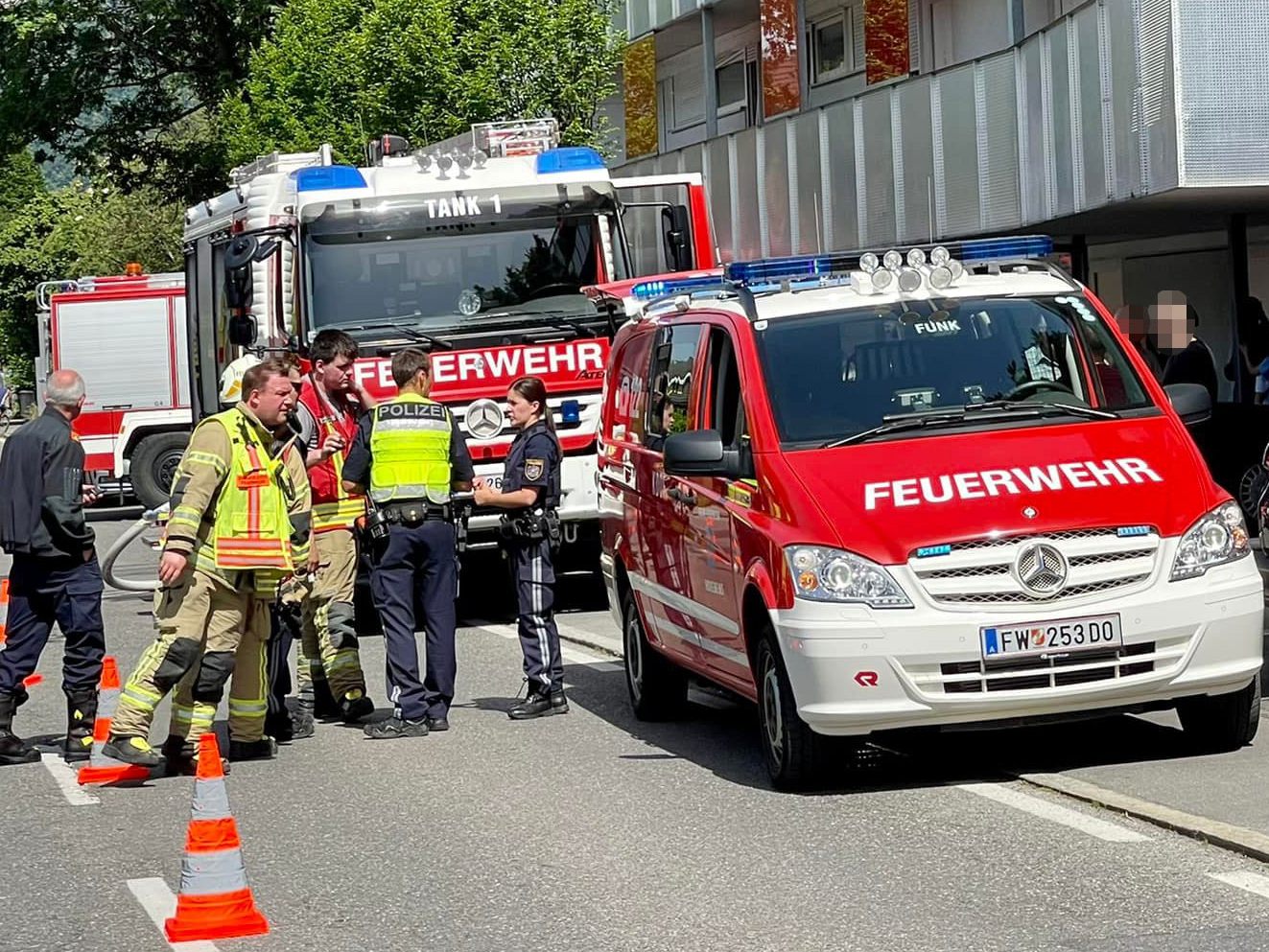 Die Feuerwehr Hohenems hatte den BRand rasch gelöscht und die Frau aus der Wohnung geborgen. Die Feuerwehr Hohenems hatte den BRand rasch gelöscht und die Frau aus der Wohnung geborgen.
