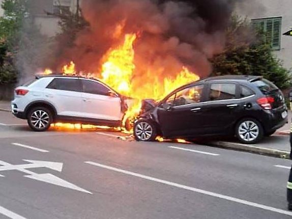 Unfall mit Fahrzeugbrand in der Brielgasse in Bregenz