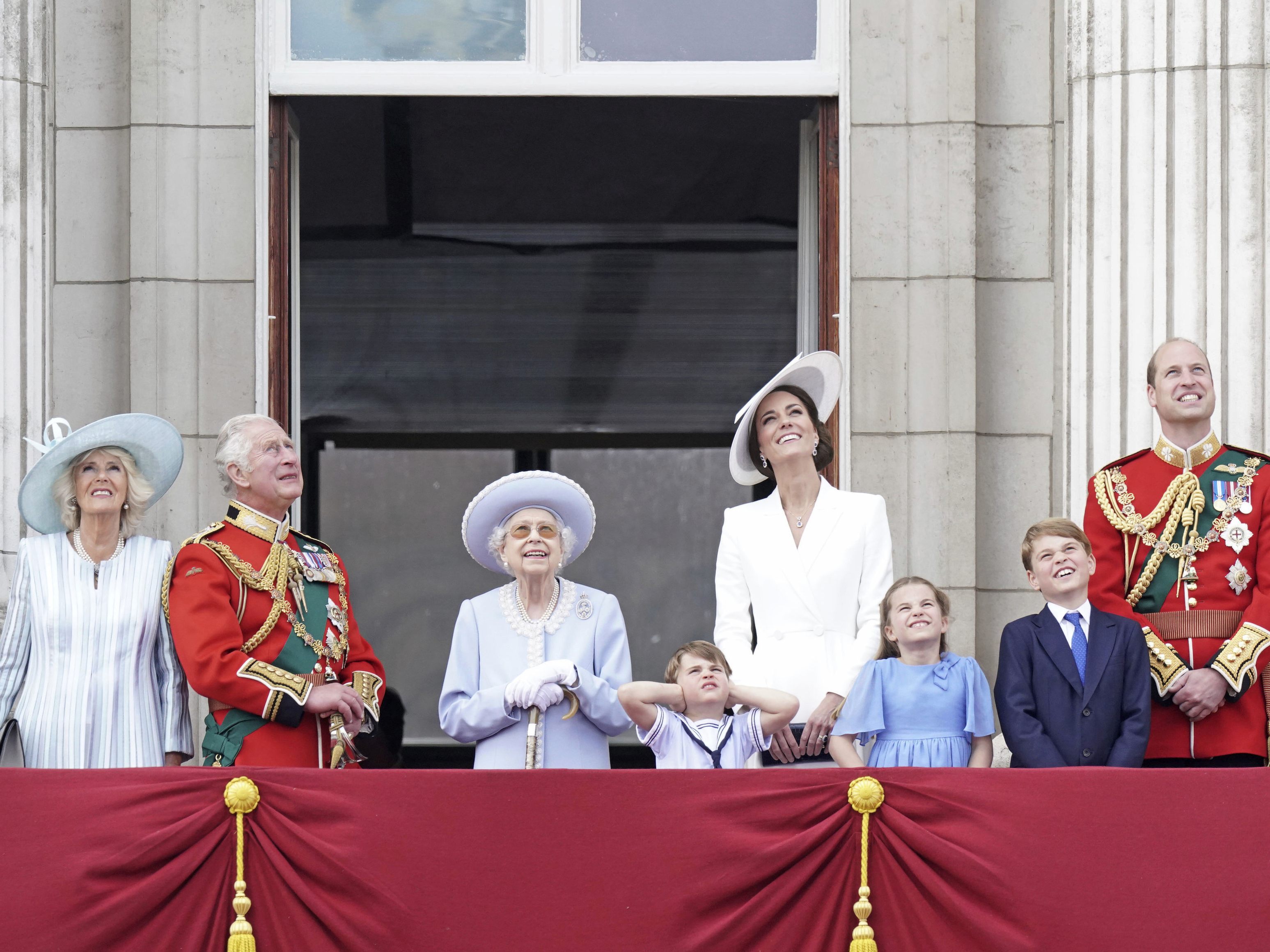 Queen Elizabeth II. zeigte sich bei der der traditionellen Parade "Trooping the Colour" auf dem Balkon des Buckingham-Palasts der Menge. Queen Elizabeth II. zeigte sich bei der der traditionellen Parade "Trooping the Colour" auf dem Balkon des Buckingham-Palasts der Menge.