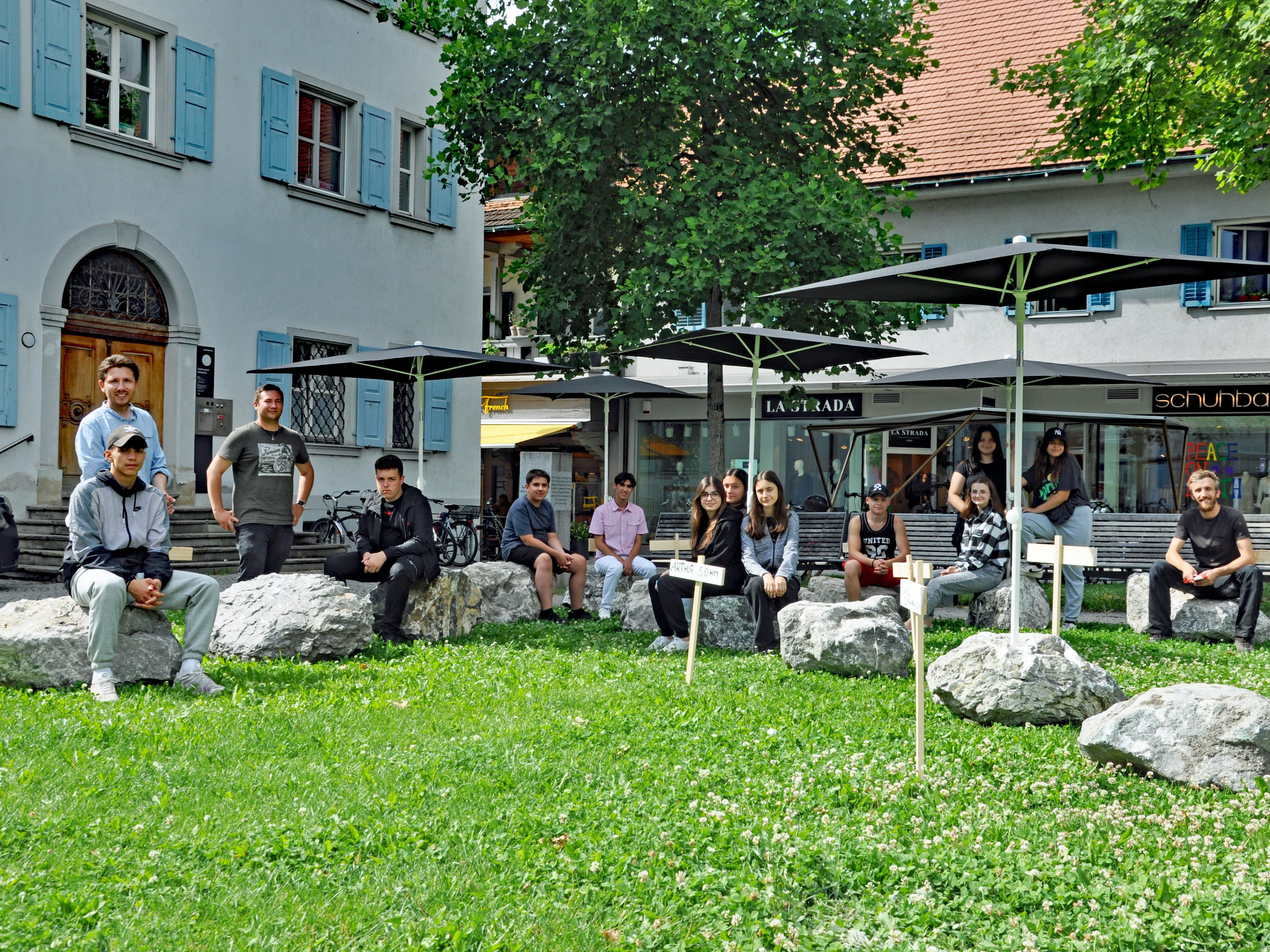 Mit ihrer Installation lenken die Jugendlichen den Blick der Passenten auf den Gedenkstein. Mit ihrer Installation lenken die Jugendlichen den Blick der Passenten auf den Gedenkstein.
