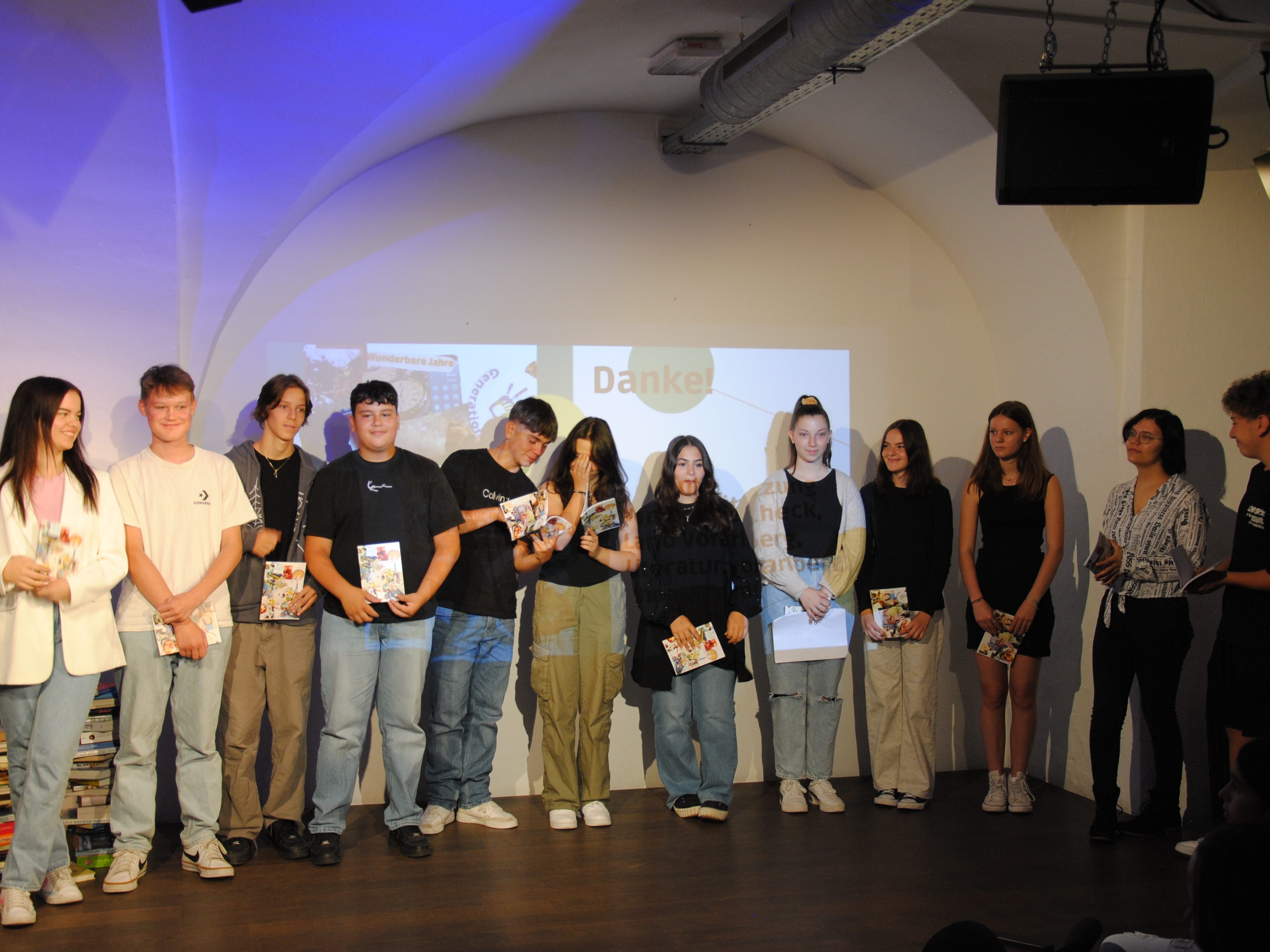 Klasse 4b der Praxisschule präsentierte ihr Buchprojekt im Theater am Saumarkt.