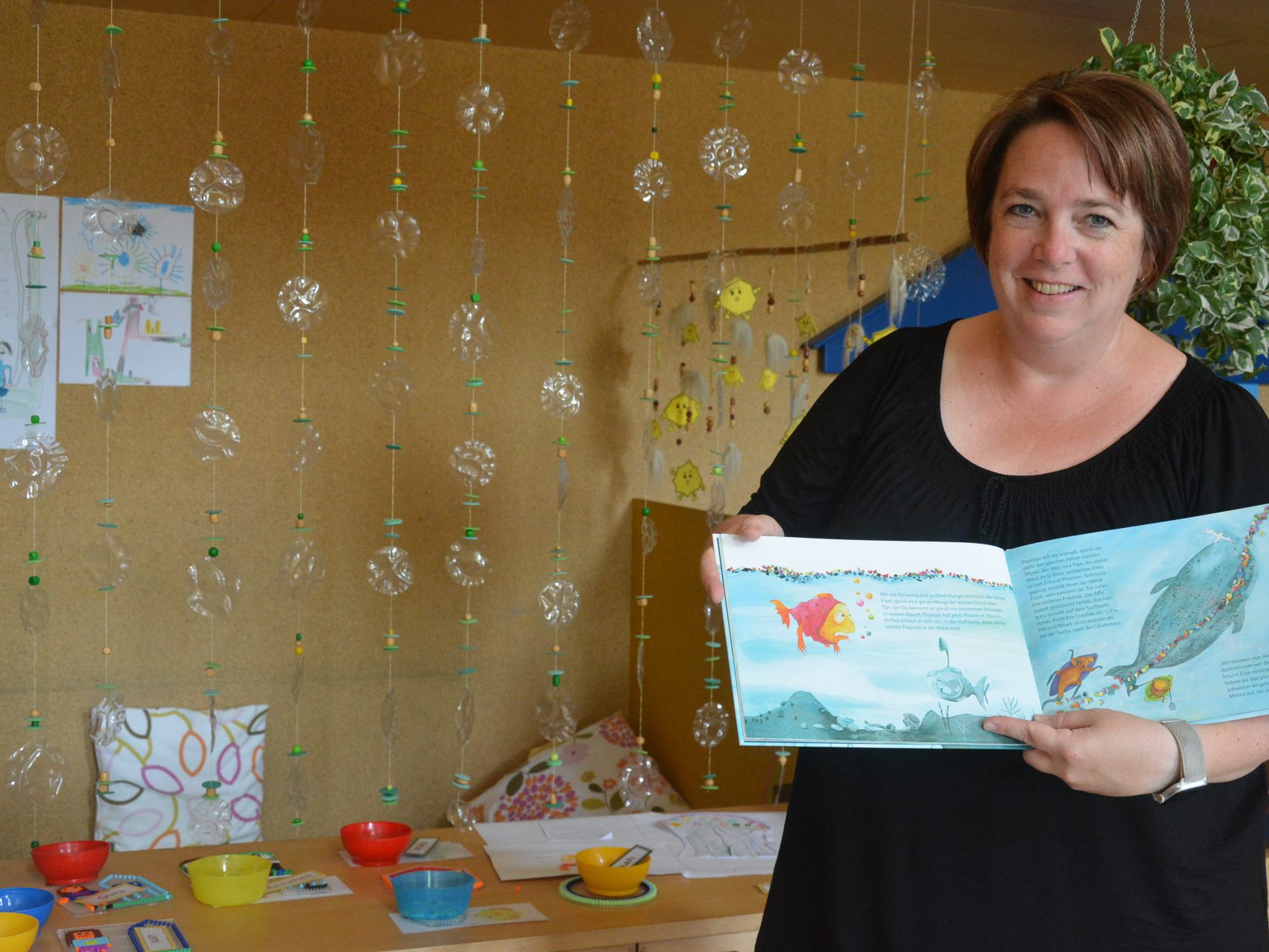 Beate Weilguni vom Kindergarten Rotkreuz zeigt den Kindern, wie wichtig es ist, dass wir die Welt schützen. Beate Weilguni vom Kindergarten Rotkreuz zeigt den Kindern, wie wichtig es ist, dass wir die Welt schützen.