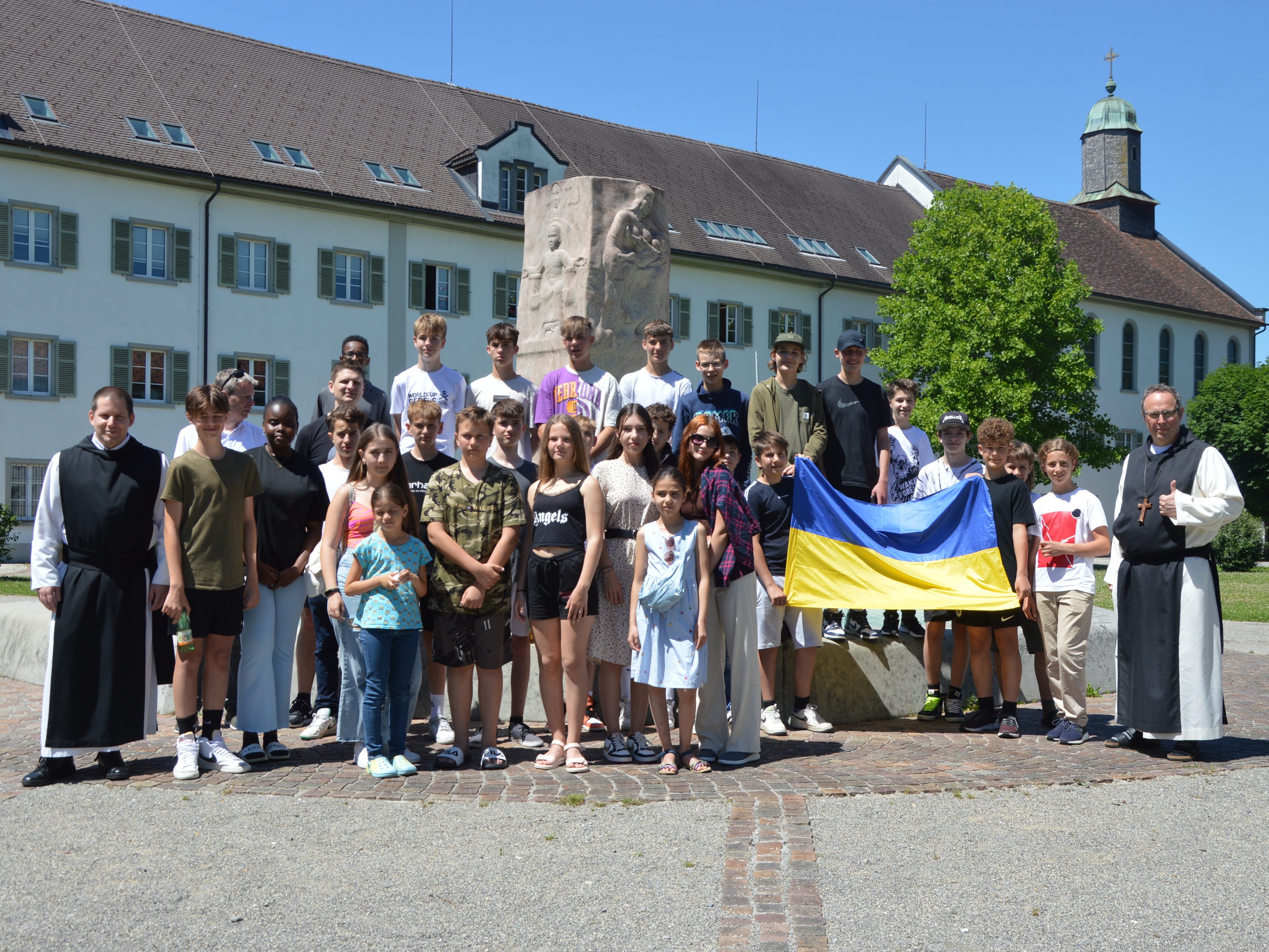 Die Firmlinge vom Collegium Bernard waren perfekte Gastgeber für die ukrainischen Kinder.