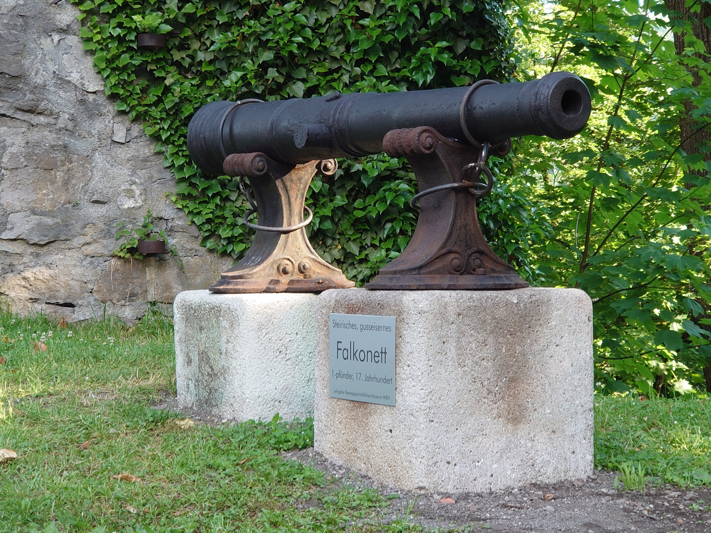 Stolz thront das gusseiserne Kanonenrohr vor der Schattenburg. Stolz thront das gusseiserne Kanonenrohr vor der Schattenburg.