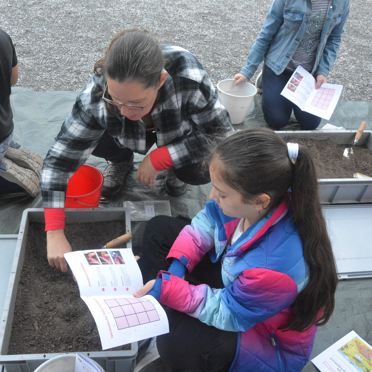 Die Viertklässler der Volksschule Rheindorf durften Geschichte hautnah erleben.