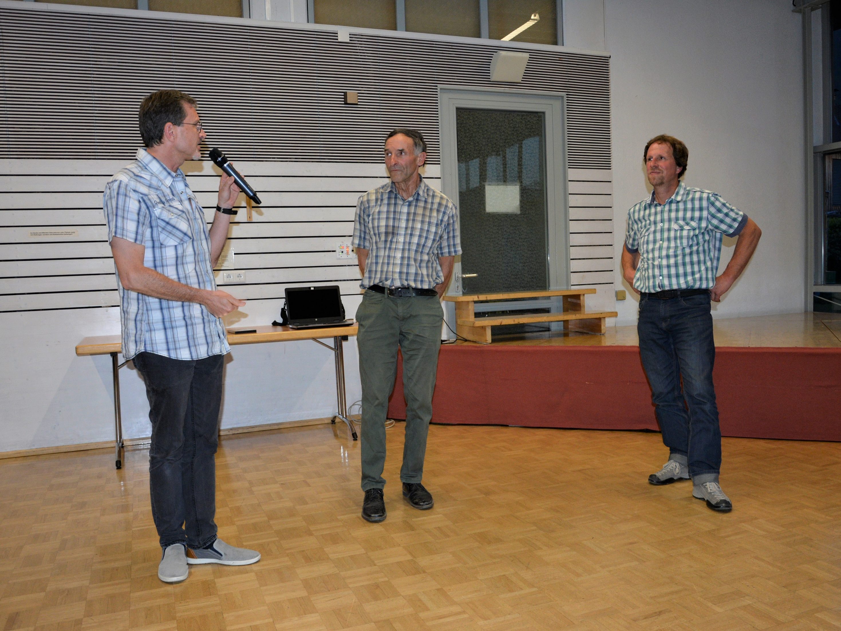 Pfarrer Christian Stranz im Gespräch mit Josef Bereuter (Mitte) und Egon Böhler nach dem Filmbeitrag im Pfarrheim Hatlerdorf. Pfarrer Christian Stranz im Gespräch mit Josef Bereuter (Mitte) und Egon Böhler nach dem Filmbeitrag im Pfarrheim Hatlerdorf.
