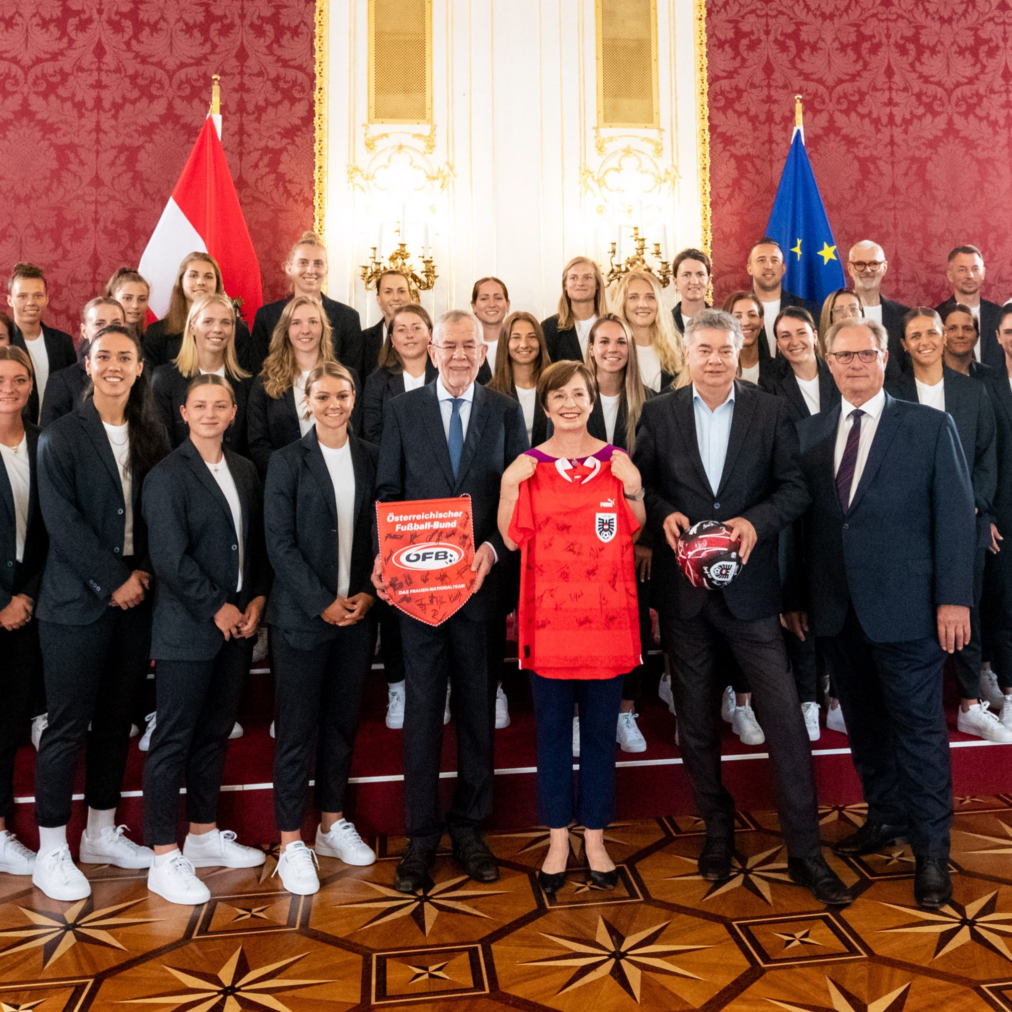Bundespräsident Van der Bellen verabschiedete das ÖFB-Frauen-Team mit Erinnerung an 2017