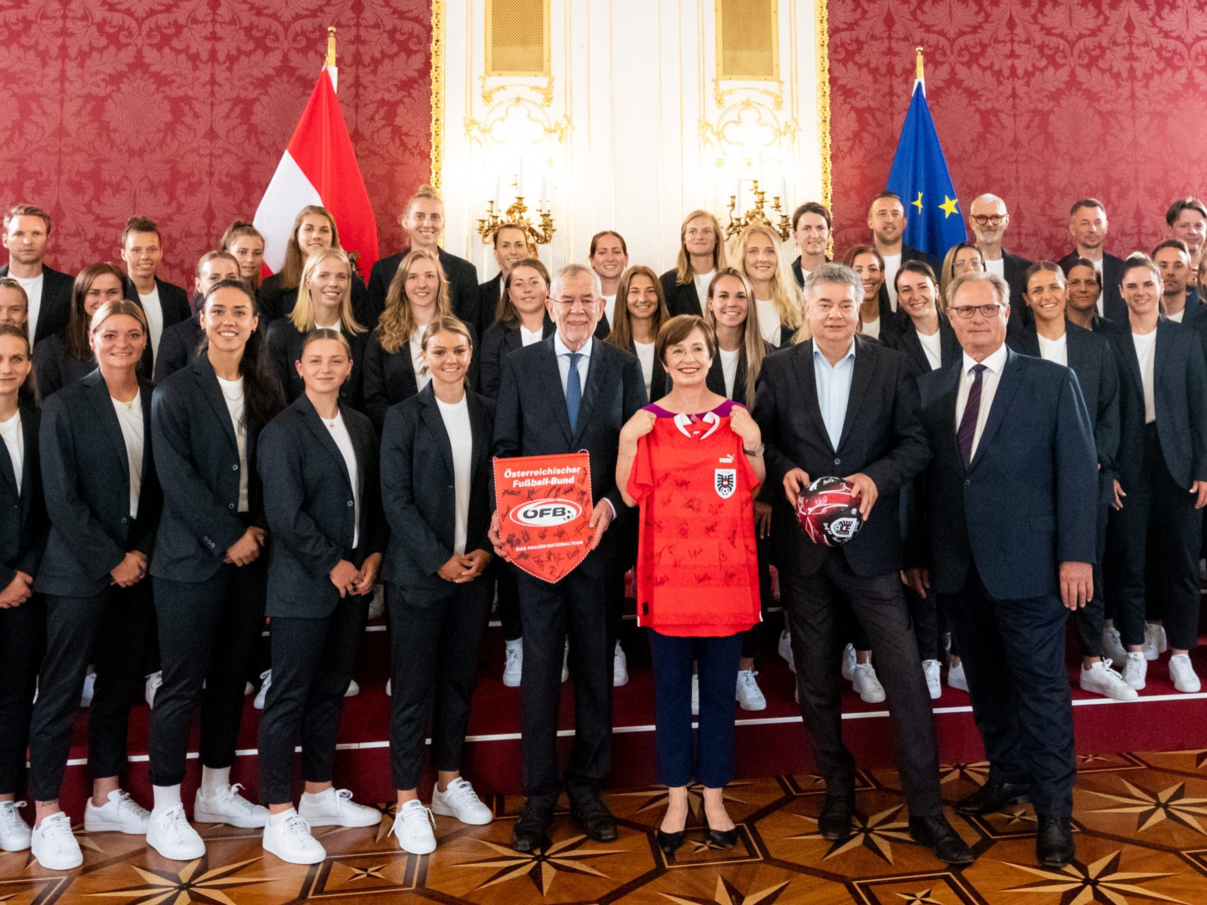 Bundespräsident Van der Bellen verabschiedete das ÖFB-Frauen-Team mit Erinnerung an 2017 Bundespräsident Van der Bellen verabschiedete das ÖFB-Frauen-Team mit Erinnerung an 2017