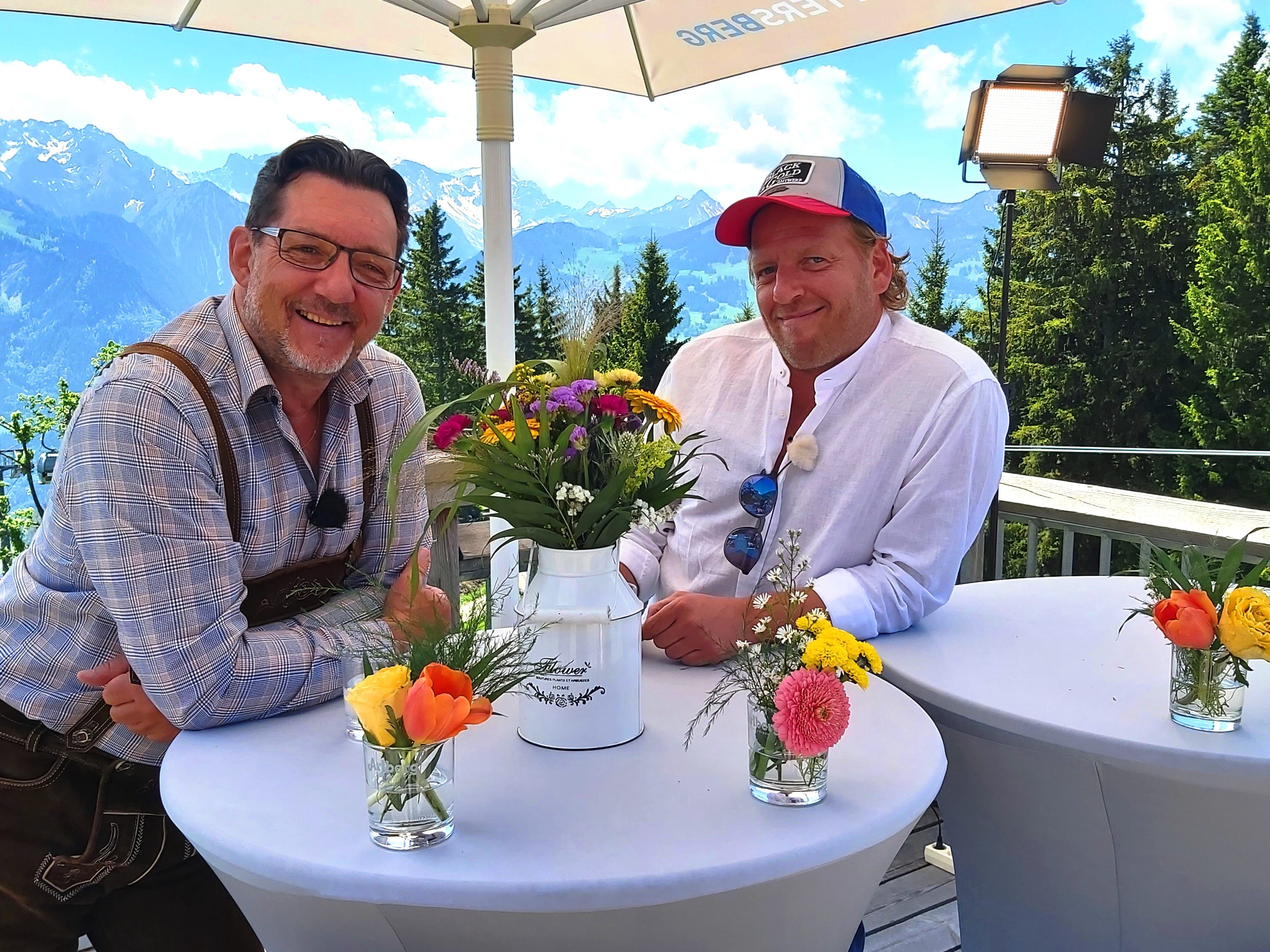 Masseur Günther Feuerstein (re) ist zu Gast bei Andreas Seeburger (li) in einer neuen Ausgabe "us dr Gondl", am Muttersberg bei Bludenz-Nüziders. Masseur Günther Feuerstein (re) ist zu Gast bei Andreas Seeburger (li) in einer neuen Ausgabe "us dr Gondl", am Muttersberg bei Bludenz-Nüziders.