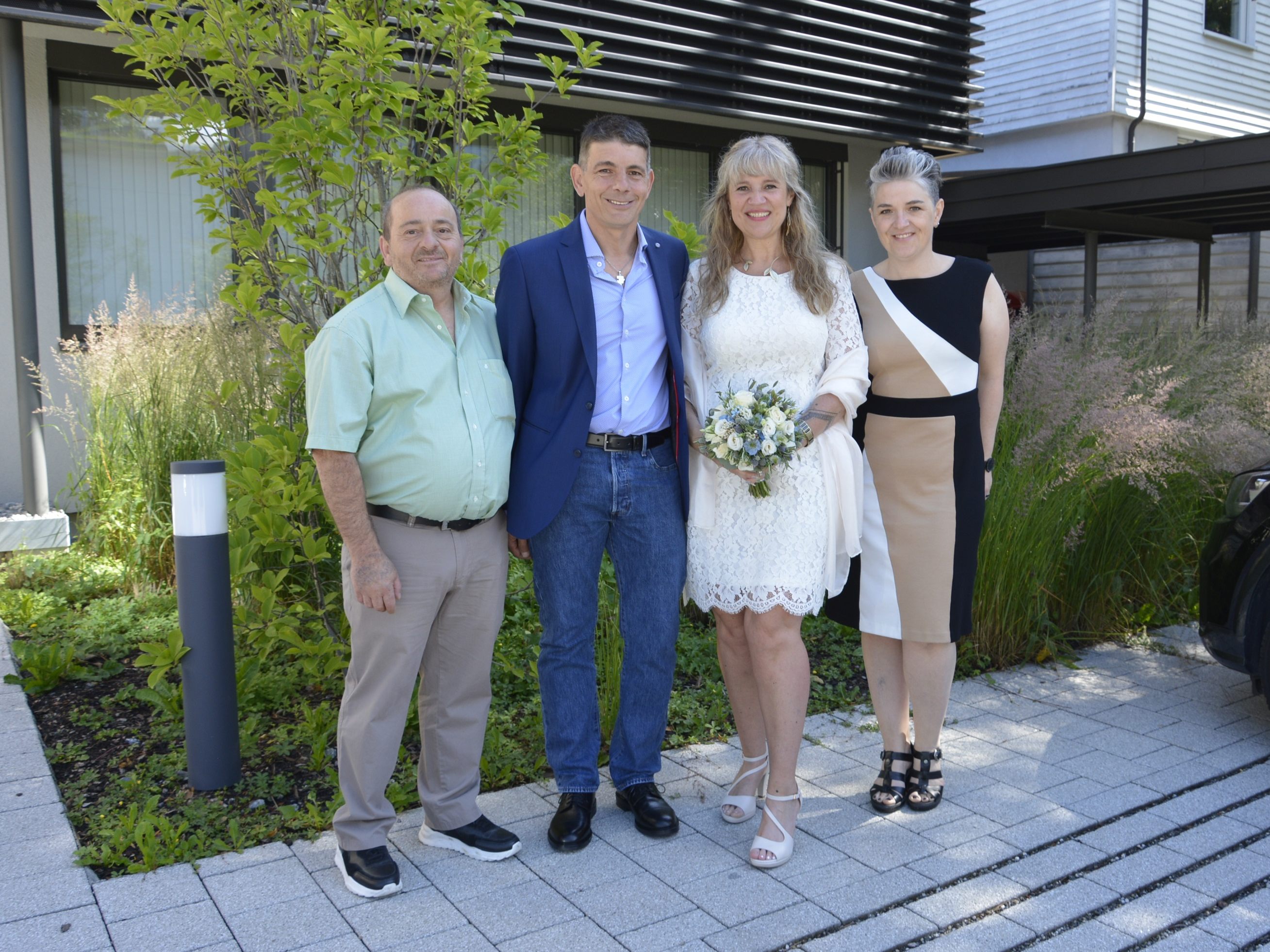 Das Brautpaar mit den Trauzeugen bei der standesamtlichen Hochzeit in Dornbirn. Das Brautpaar mit den Trauzeugen bei der standesamtlichen Hochzeit in Dornbirn.