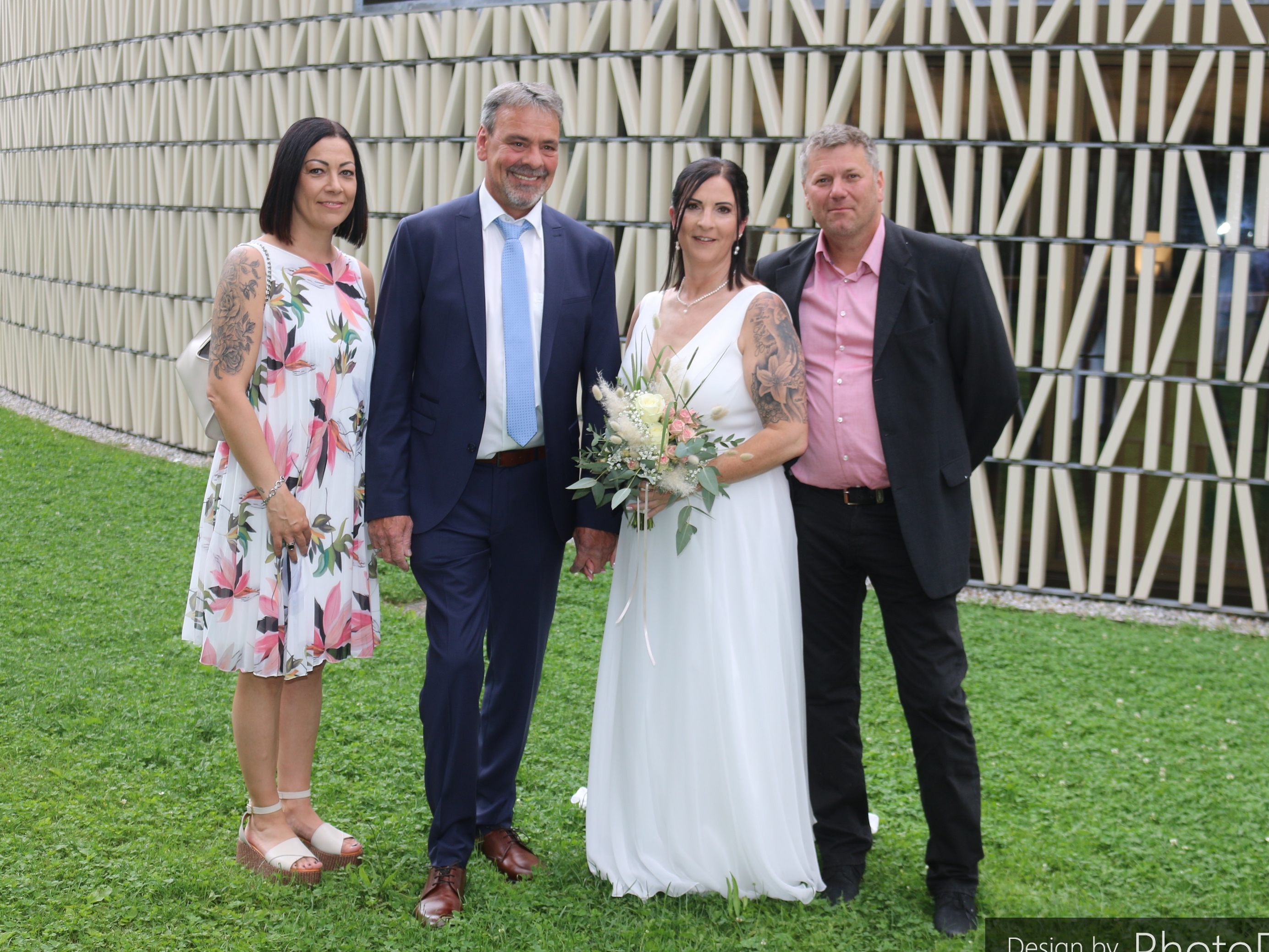 Das Brautpaar mit den Trauzeugen bei der standesamtlichen Hochzeit in Dornbirn. Das Brautpaar mit den Trauzeugen bei der standesamtlichen Hochzeit in Dornbirn.