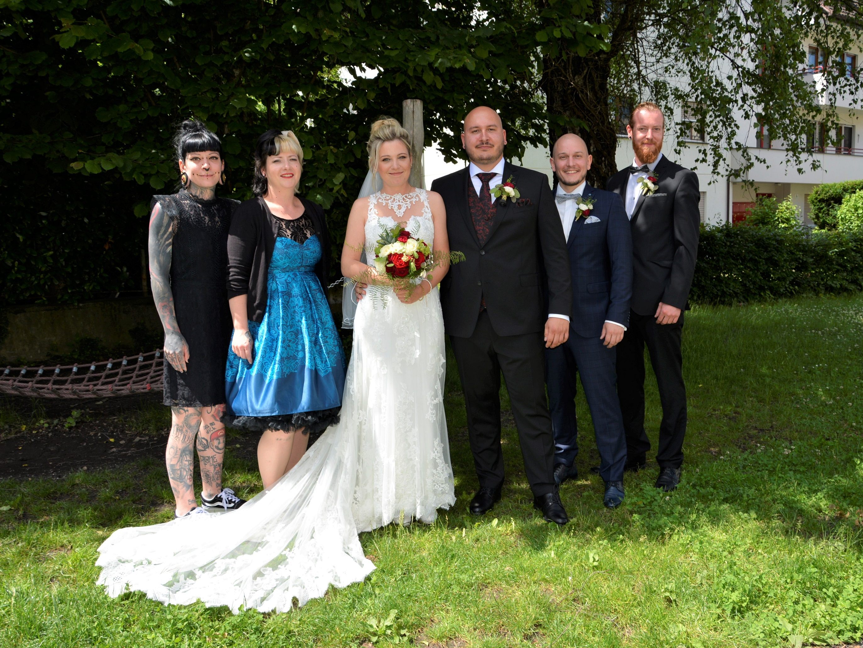 Das Brautpaar mit den Trauzeugen bei der standesamtlichen Hochzeit in Dornbirn. Das Brautpaar mit den Trauzeugen bei der standesamtlichen Hochzeit in Dornbirn.