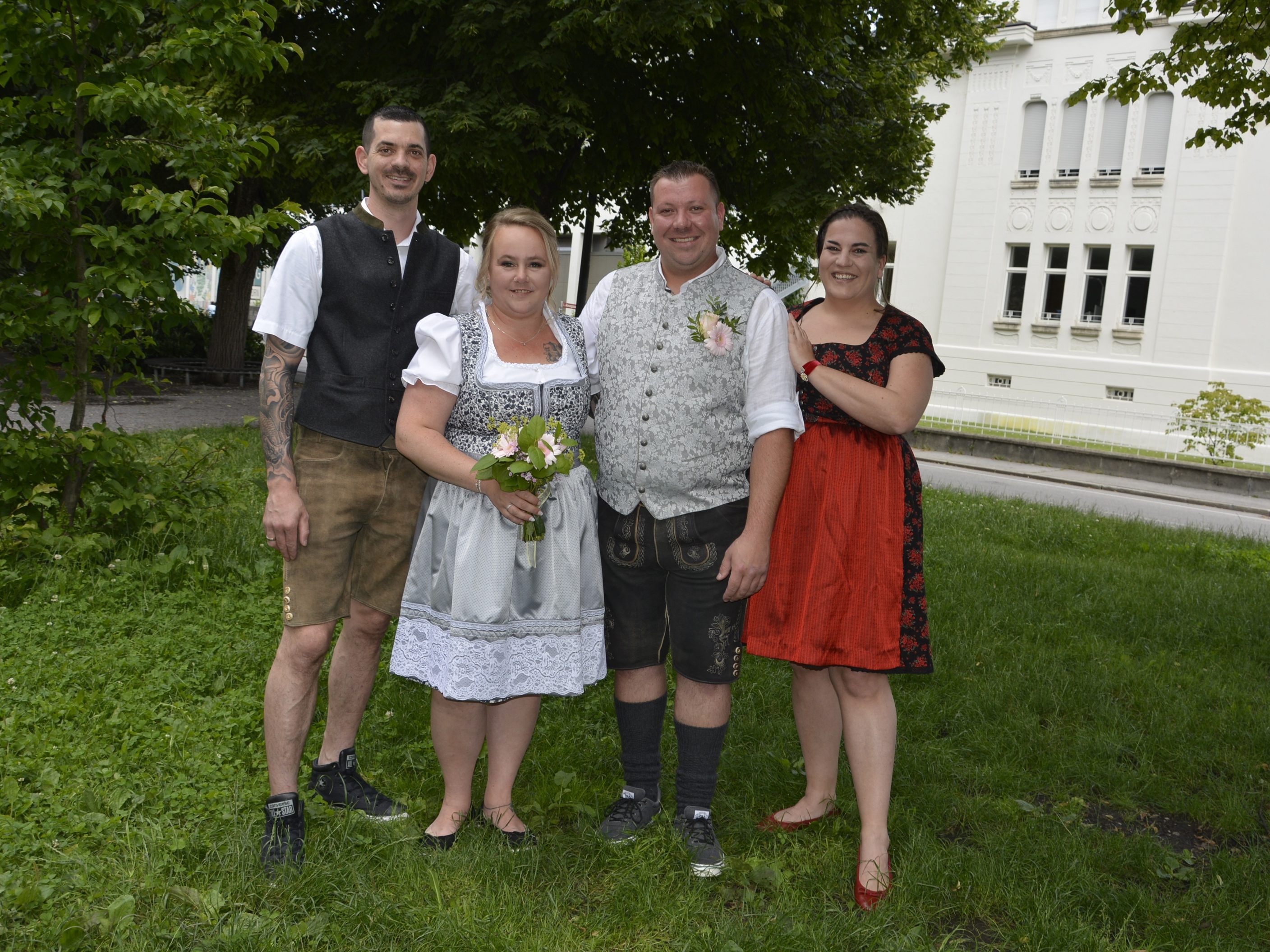 Das Brautpaar mit den Trauzeugen bei der standesamtlichen Hochzeit in Dornbirn. Das Brautpaar mit den Trauzeugen bei der standesamtlichen Hochzeit in Dornbirn.