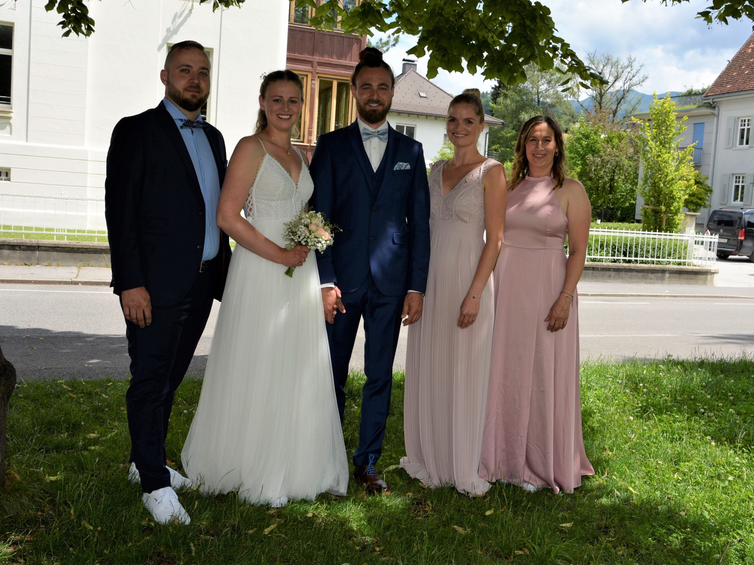 Das Brautpaar mit den Trauzeugen bei der standesamtlichen Hochzeit in Dornbirn. Das Brautpaar mit den Trauzeugen bei der standesamtlichen Hochzeit in Dornbirn.