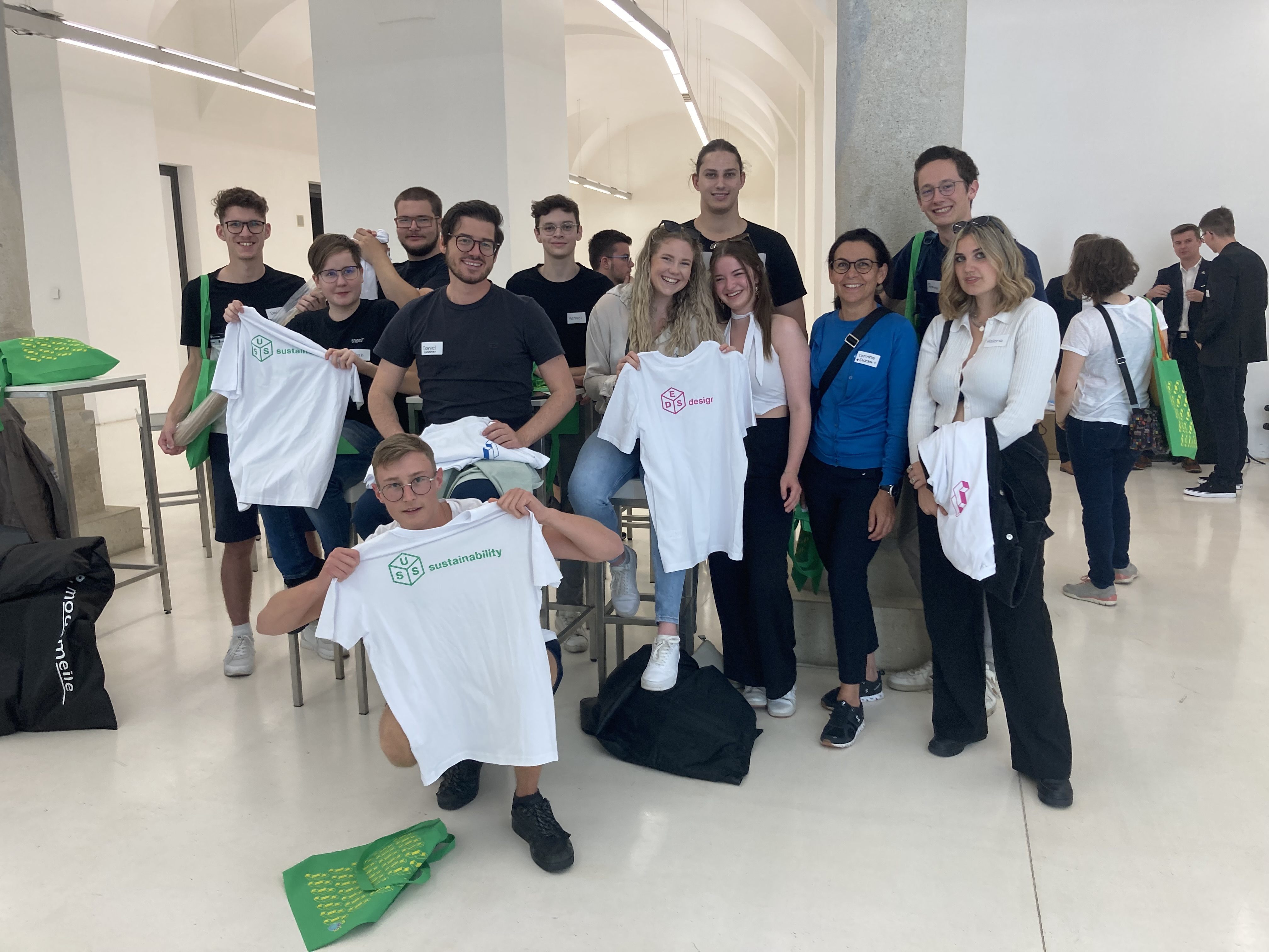 Die HTL Dornbirn war mit einer großen Gruppe angereist, um wieder innovative Ideen made im Ländle zu präsentieren. Die HTL Dornbirn war mit einer großen Gruppe angereist, um wieder innovative Ideen made im Ländle zu präsentieren.