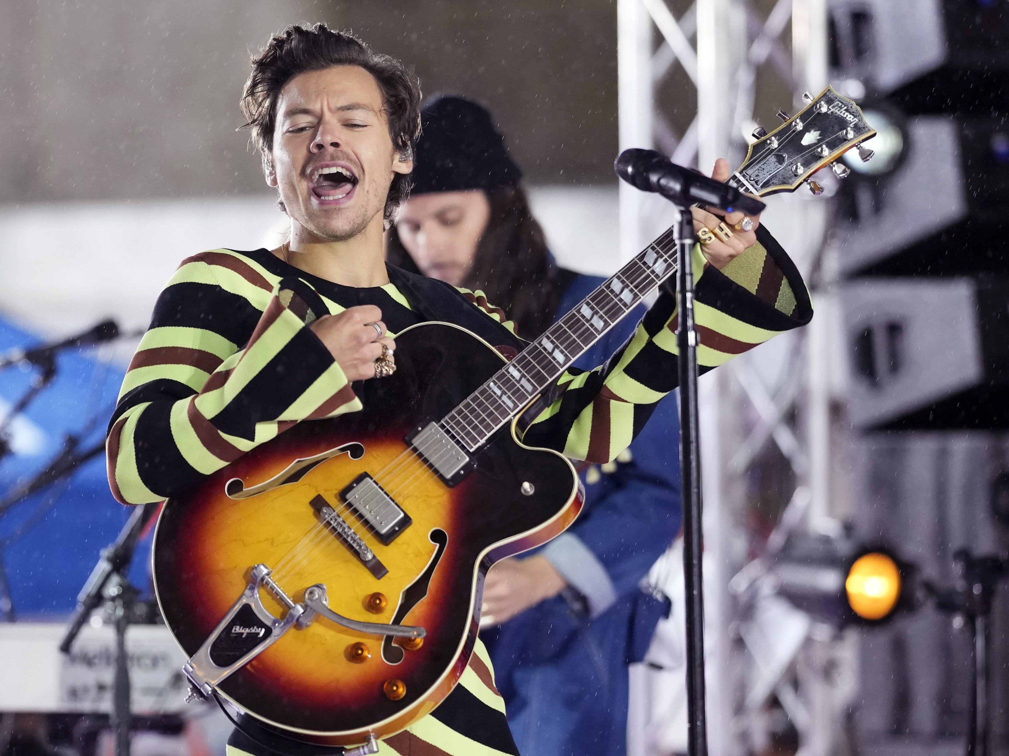 Popsänger Harry Styles gestand, manchmal Angst zu haben nicht "cool" genug für seine Partnerin zu sein. Popsänger Harry Styles gestand, manchmal Angst zu haben nicht "cool" genug für seine Partnerin zu sein.