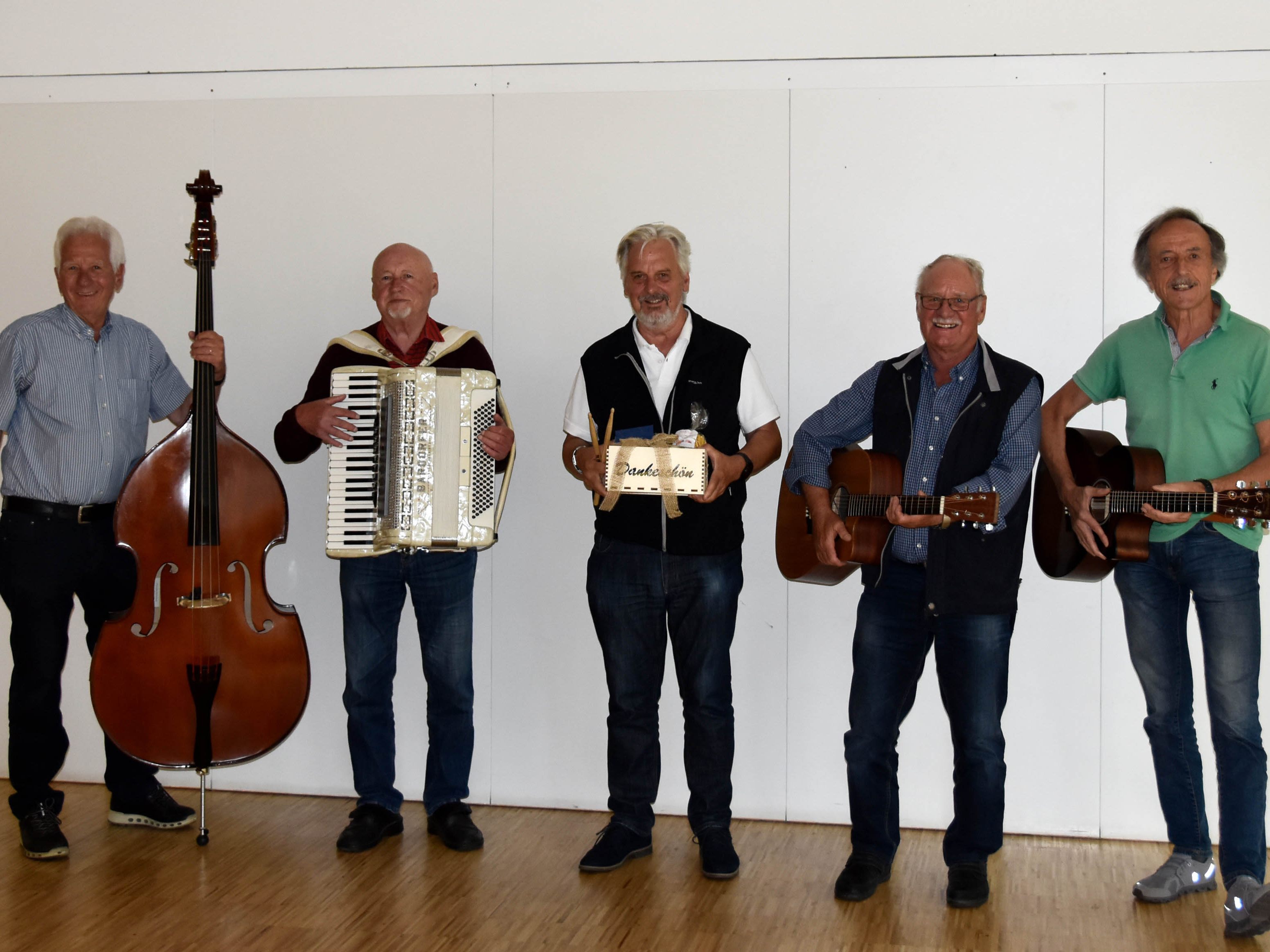 V.l.n.r.: Herbert Tschernig, Rudi Ladner, Guntram Sauerwein, Karl Ess und Egon Maier begleiten das Offene Singen seit September 2015. V.l.n.r.: Herbert Tschernig, Rudi Ladner, Guntram Sauerwein, Karl Ess und Egon Maier begleiten das Offene Singen seit September 2015.