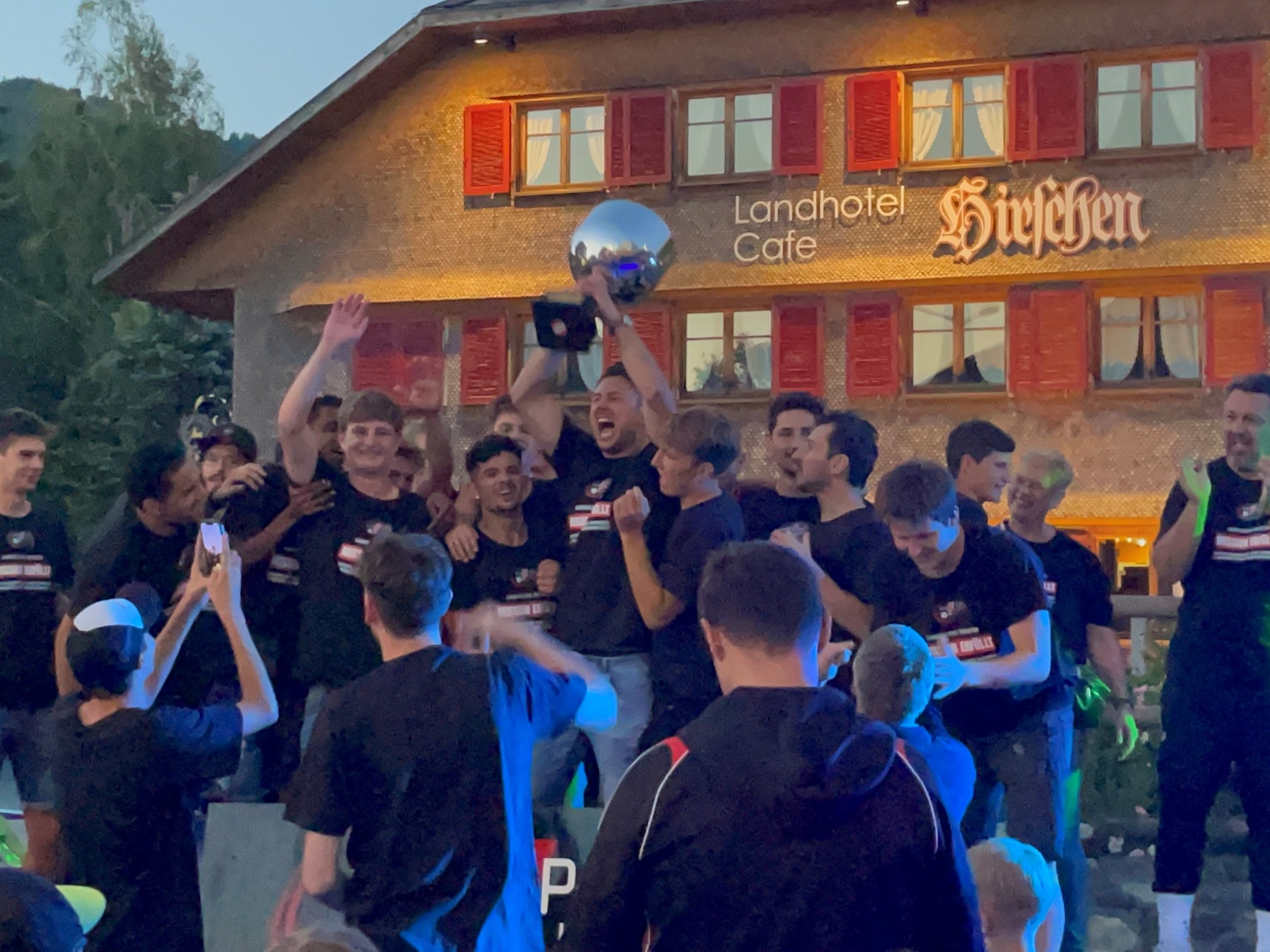 Die Hittisauer feierten den Titel auf dem Dorfplatz. Die Hittisauer feierten den Titel auf dem Dorfplatz.