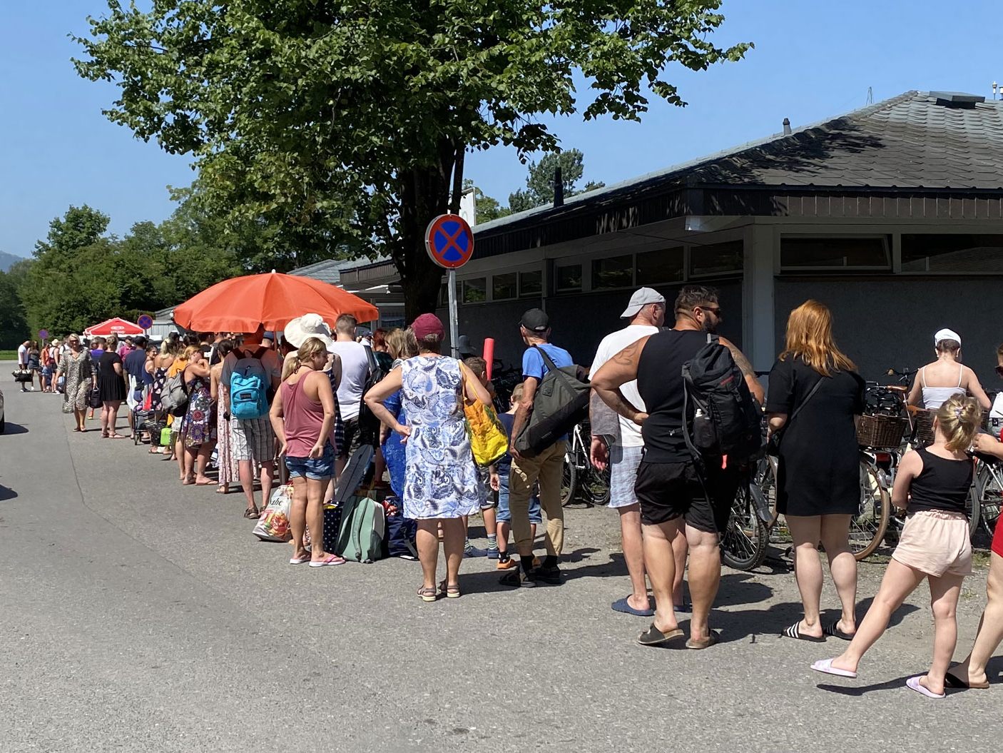 LAnge Schlangen vor den Freibädern am Hitzerekord-Sonntag in Vorarlberg.