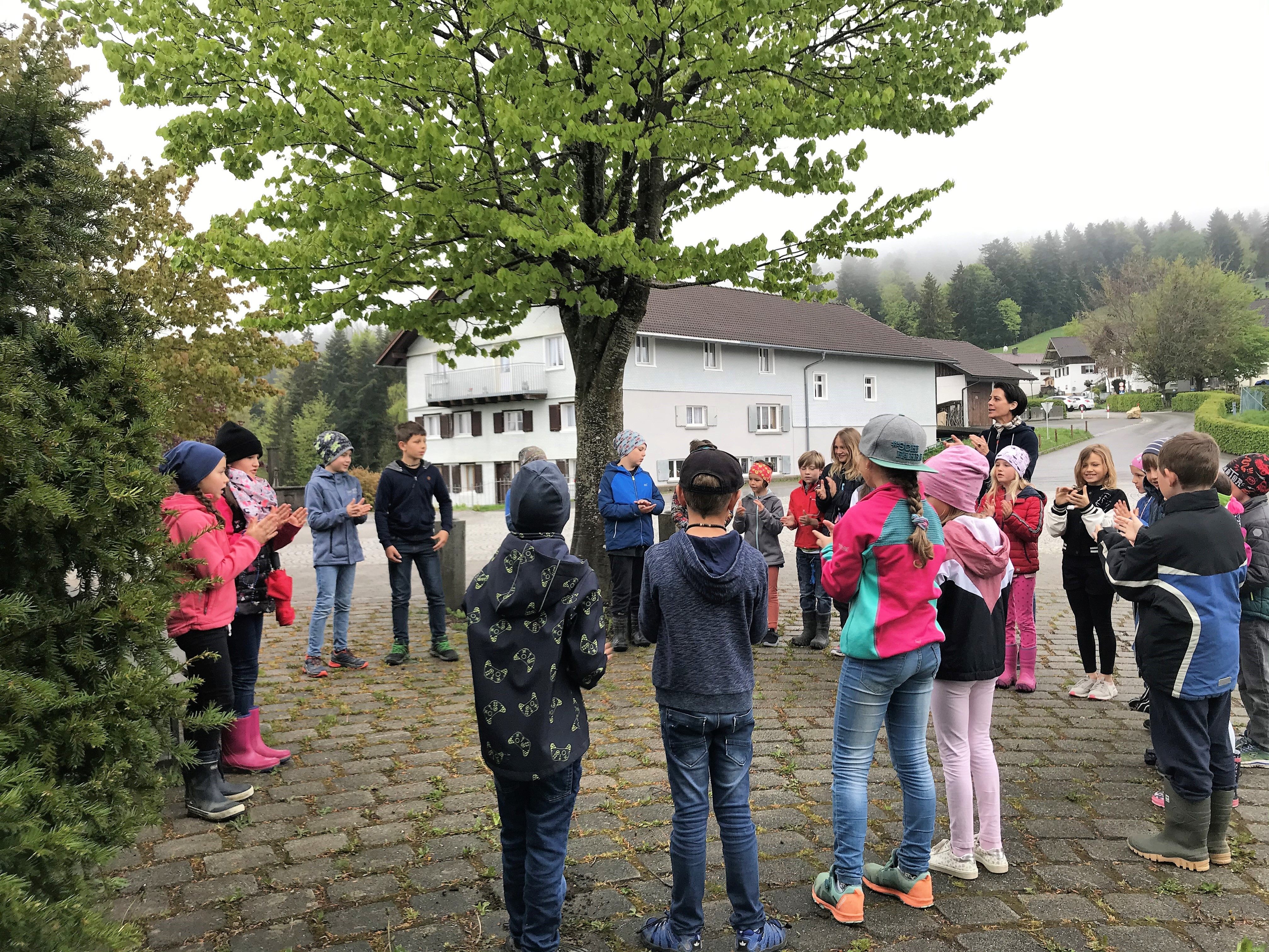 Die Bucher Volksschüler zeigen in turbulenten Zeiten auf, wie wichtig eine gut funktionierende Gemeinschaft ist. Die Bucher Volksschüler zeigen in turbulenten Zeiten auf, wie wichtig eine gut funktionierende Gemeinschaft ist.