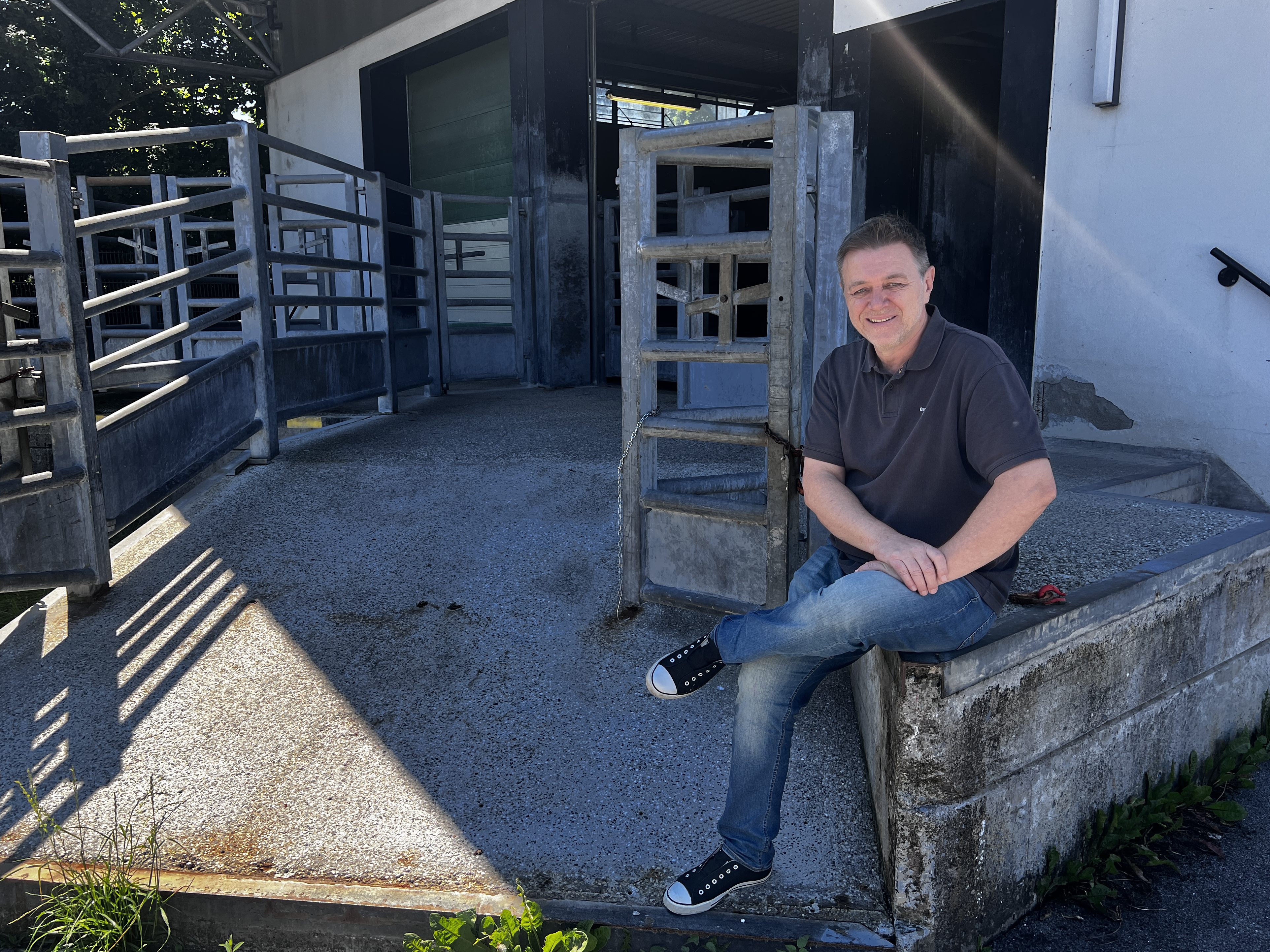 Stadtrat Christoph Waibel gewährt Einblick in die Pläne einer Skaterhalle im ehemaligen Schlachthof.