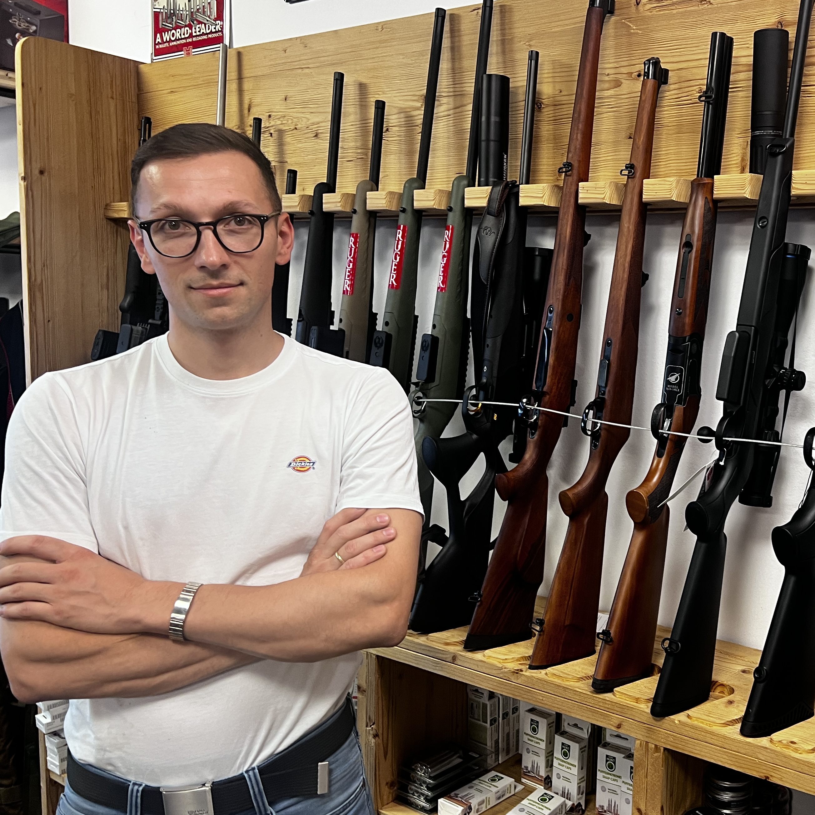 Büchsenmacher Albert Deuring Junior im Bregenzer Geschäft.