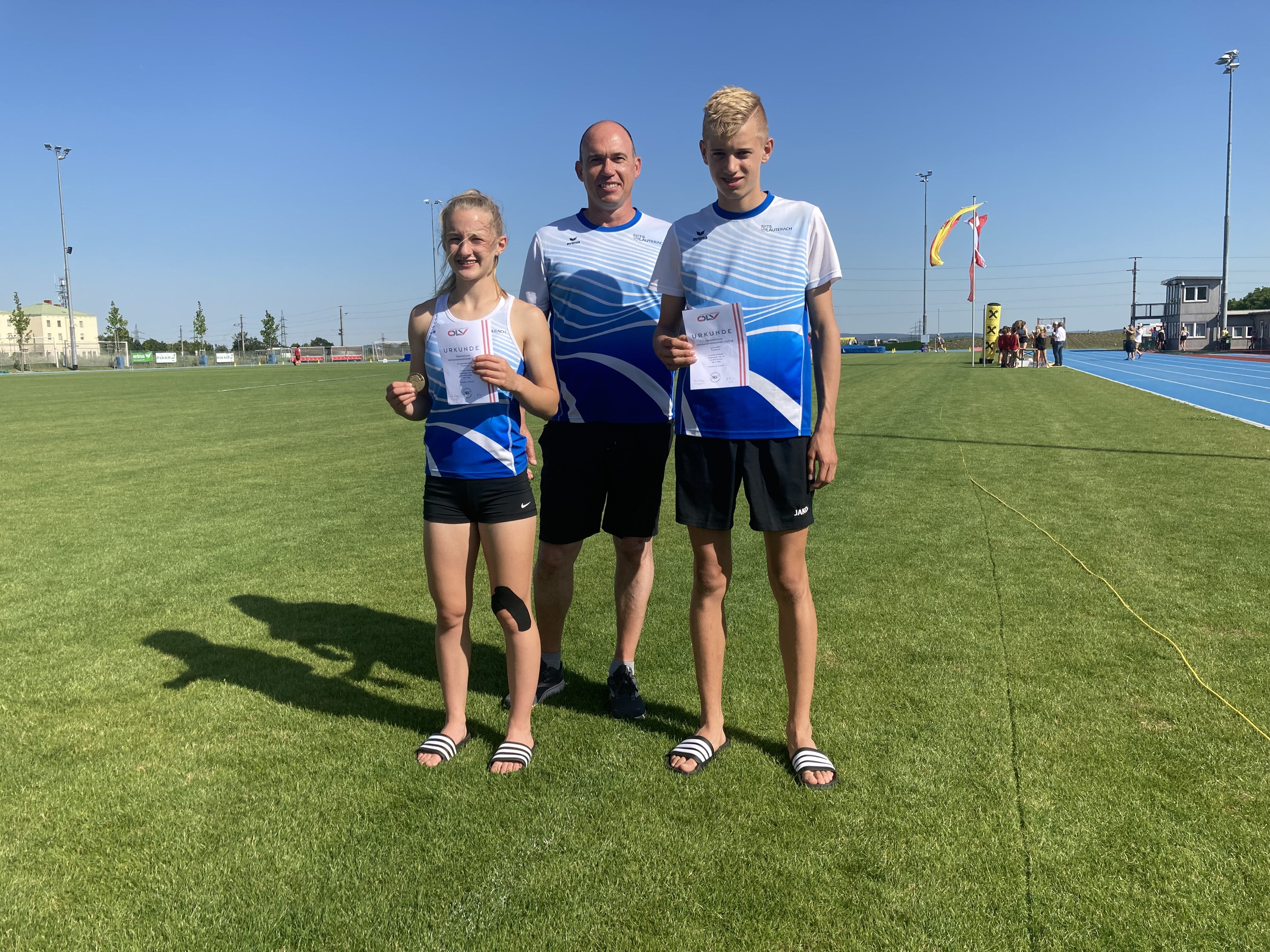 Stolzer Trainer Gerhard Gmeiner mit Mia-Sophie und Lorenz