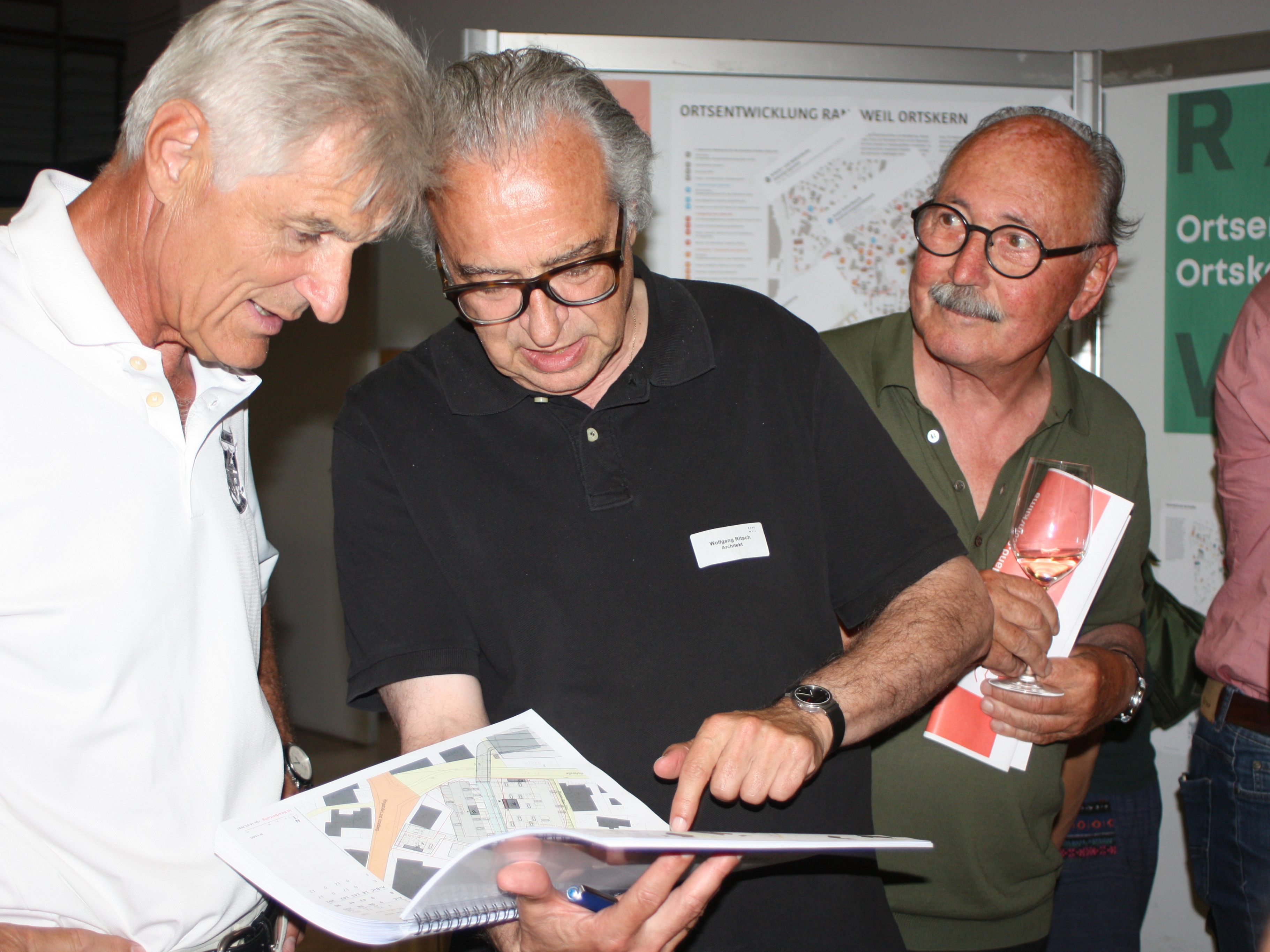 Unternehmer Richard Fischer im Smalltalk mit Architekt Wolfgang Ritsch, rechts Werner Abbrederis.