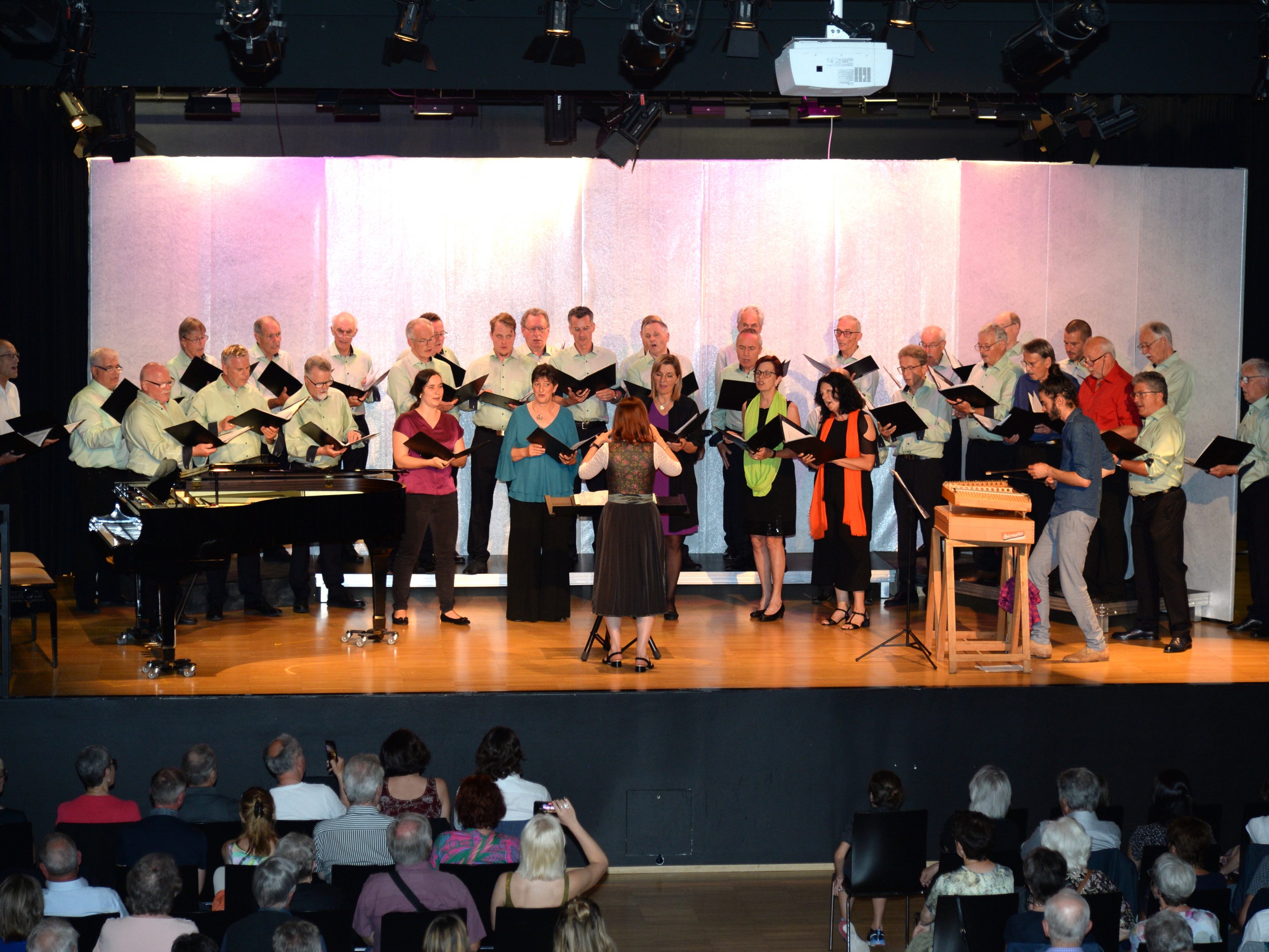 Der Männerchor Frohsinn, das Ensemble Querdur und Elias Menzi beim gemeinsamen Abschlussstück