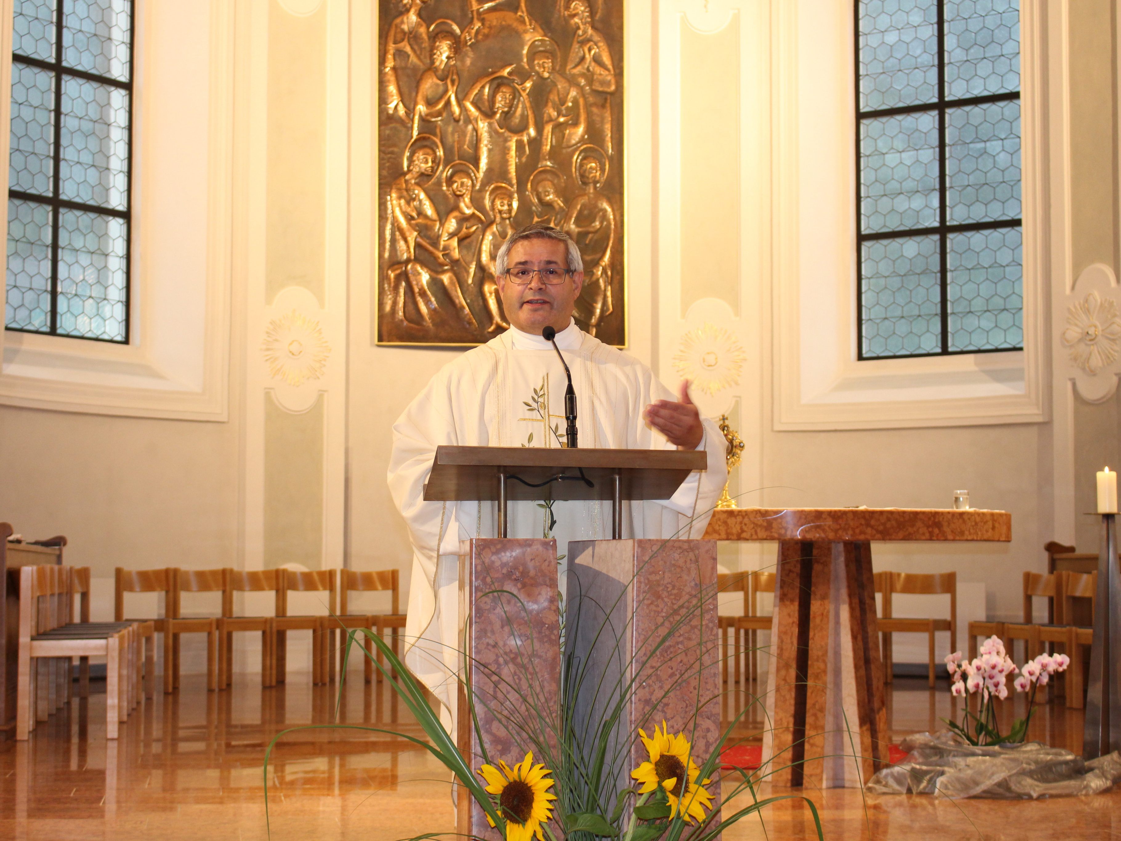 Pfarrer Romeo Pal beging das Jubiläum just in jenem Messgewand, das er zur Priesterweihe erhielt Pfarrer Romeo Pal beging das Jubiläum just in jenem Messgewand, das er zur Priesterweihe erhielt