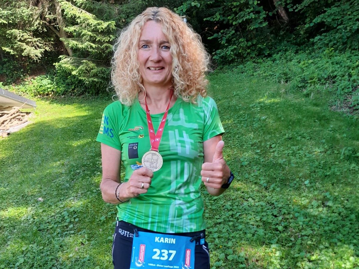 Die glückliche Siegerin Karin Plachy beim 100 km-Lauf in Biel Die glückliche Siegerin Karin Plachy beim 100 km-Lauf in Biel