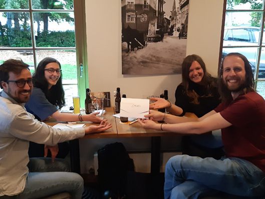 Strahlende Gewinner*innen des Klima Pub-Quiz in Bludenz Strahlende Gewinner*innen des Klima Pub-Quiz in Bludenz