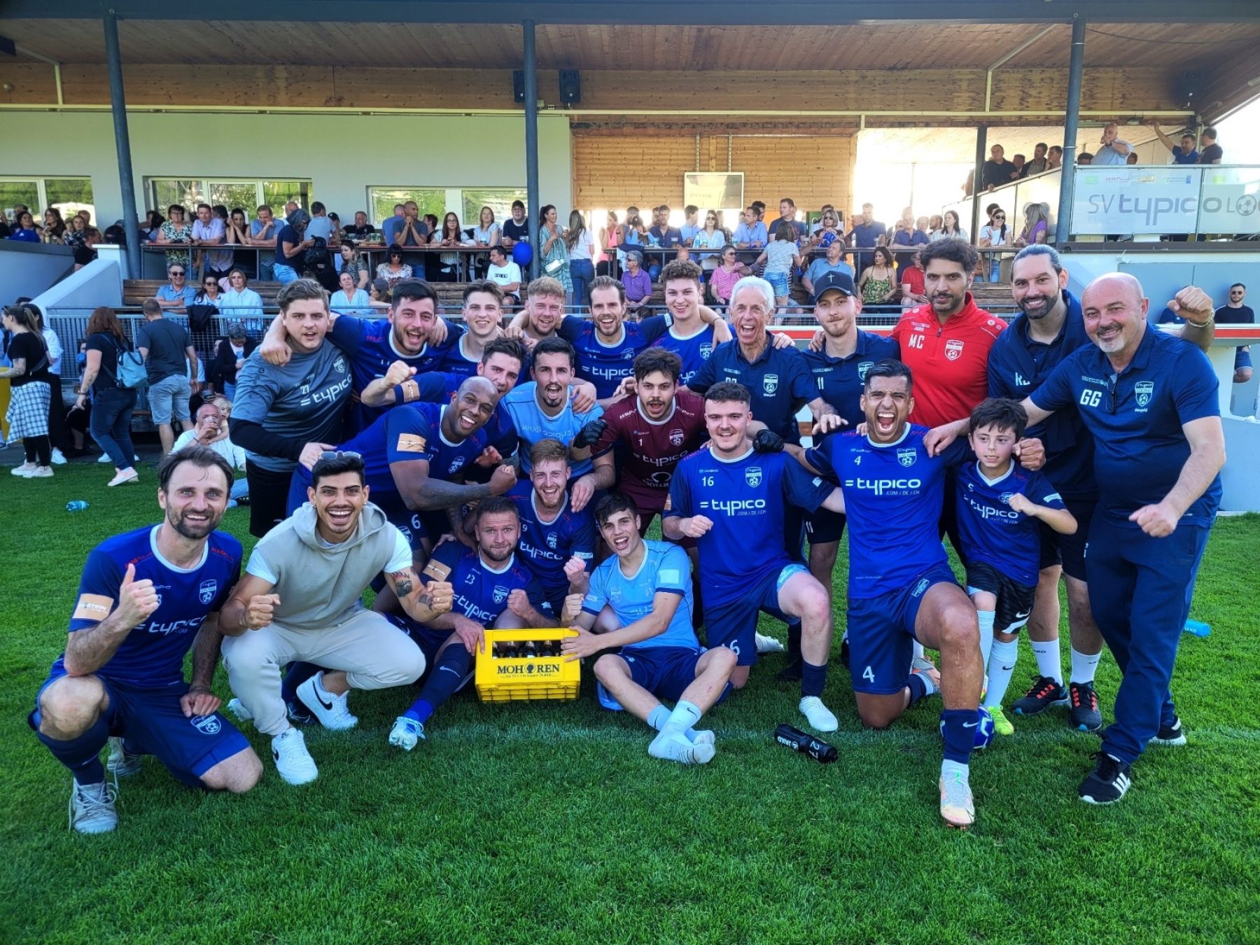 Die Kampfmannschaft des SV typico Lochau beendete die Vorarlberger Fußballmeisterschaft 2021/22 mit 60 Punkten (!) auf dem ausgezeichneten 4. Tabellenplatz in der Vorarlbergliga. Die Derbysiege gegen den FC Hörbranz wurden natürlich besonders gefeiert.