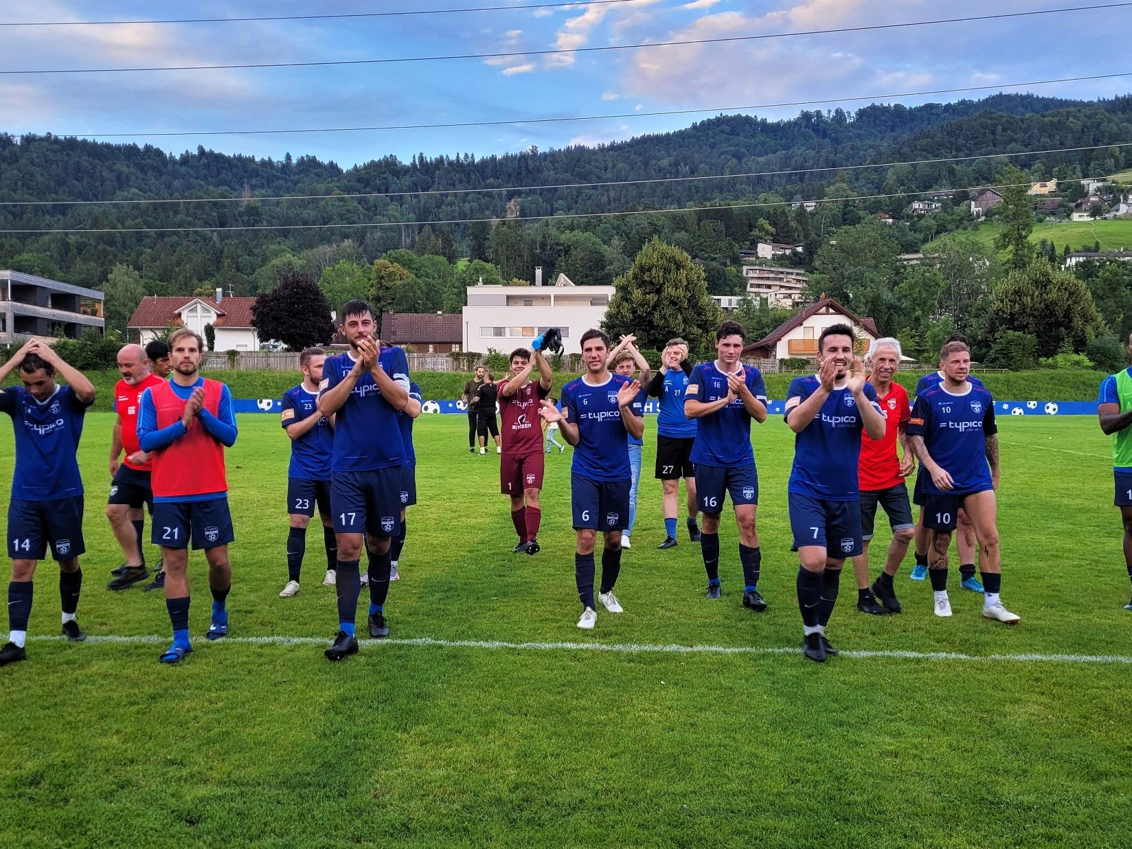 Die Kampfmannschaft des SV typico Lochau will im letzten Heimspiel gegen den FC Hard noch einmal drei Punkte. Dann wird zusammen mit den Fans die tolle Meisterschaft gefeiert. Die Kampfmannschaft des SV typico Lochau will im letzten Heimspiel gegen den FC Hard noch einmal drei Punkte. Dann wird zusammen mit den Fans die tolle Meisterschaft gefeiert.