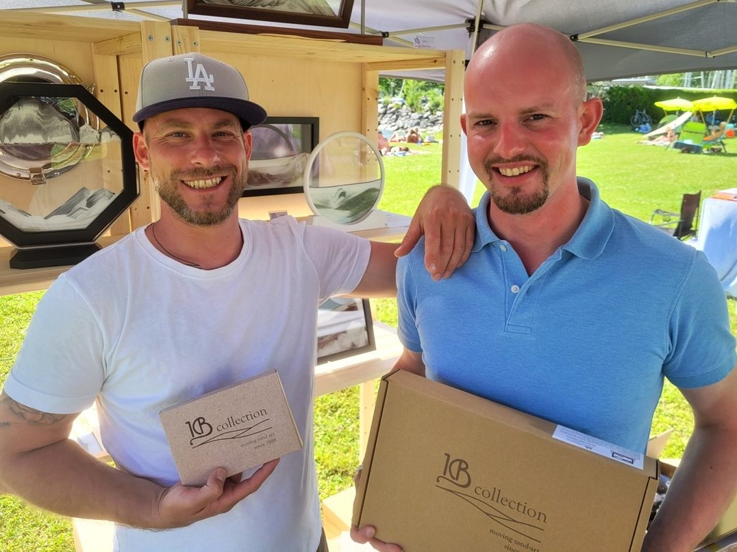 „KB Collection – moving sand-art since 1988“ – Manuel Formanek und Simon Nesensohn aus Lustenau, erstmals mit ihren hochwertigen Sandbildern beim „Kunstmarkt“ am Lochauer Kaiserstrand.