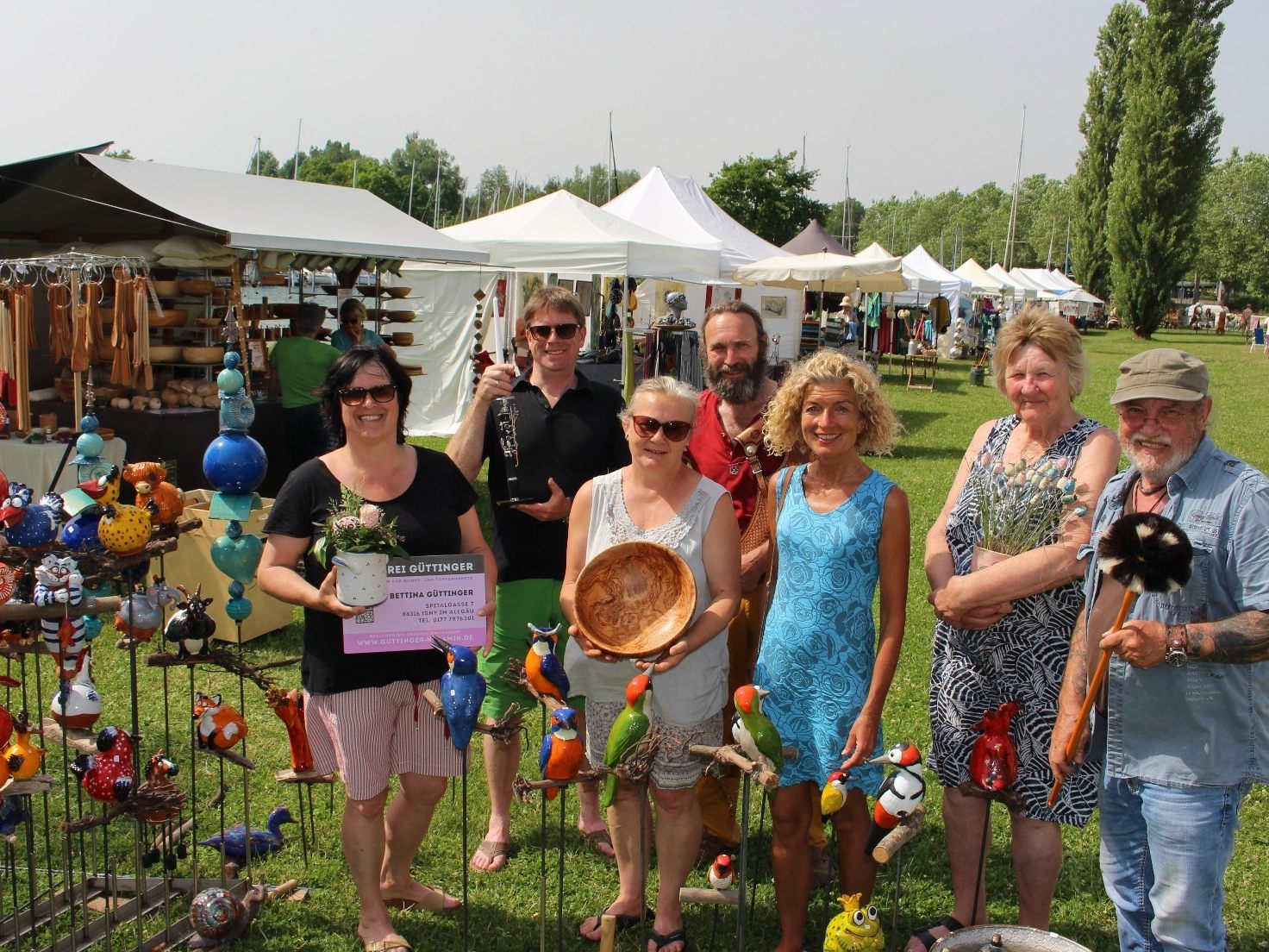Zusammen mit langjährigen Marktständlern freut sich Bettina Güttinger (links im Bild) von der Töpferei B. Güttinger aus Isny auf den „Kunstmarkt im Sommer“ im besonderen Ambiente am Lochauer Kaiserstrand.